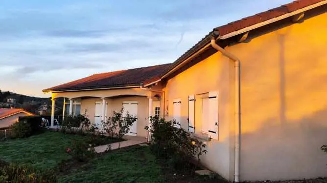 Villa de plain-pied à Les Salles près de Noirétable - Maison lumineuse et spacieuse 