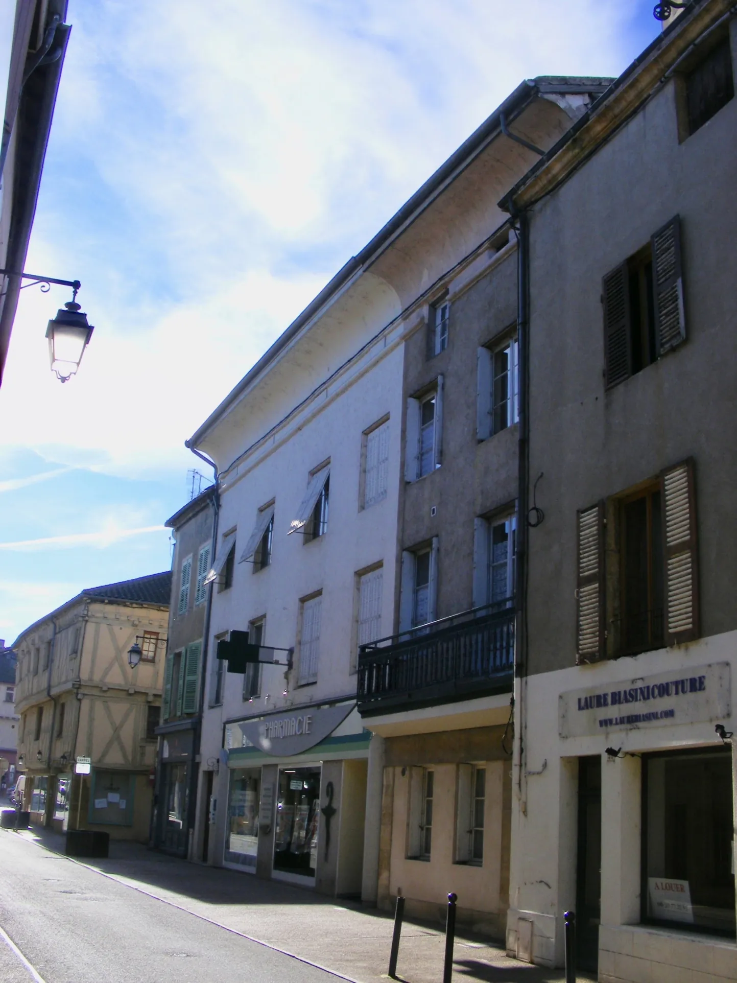 Immeuble locatif avec local commercial et appartements à Marcigny – Centre-ville 