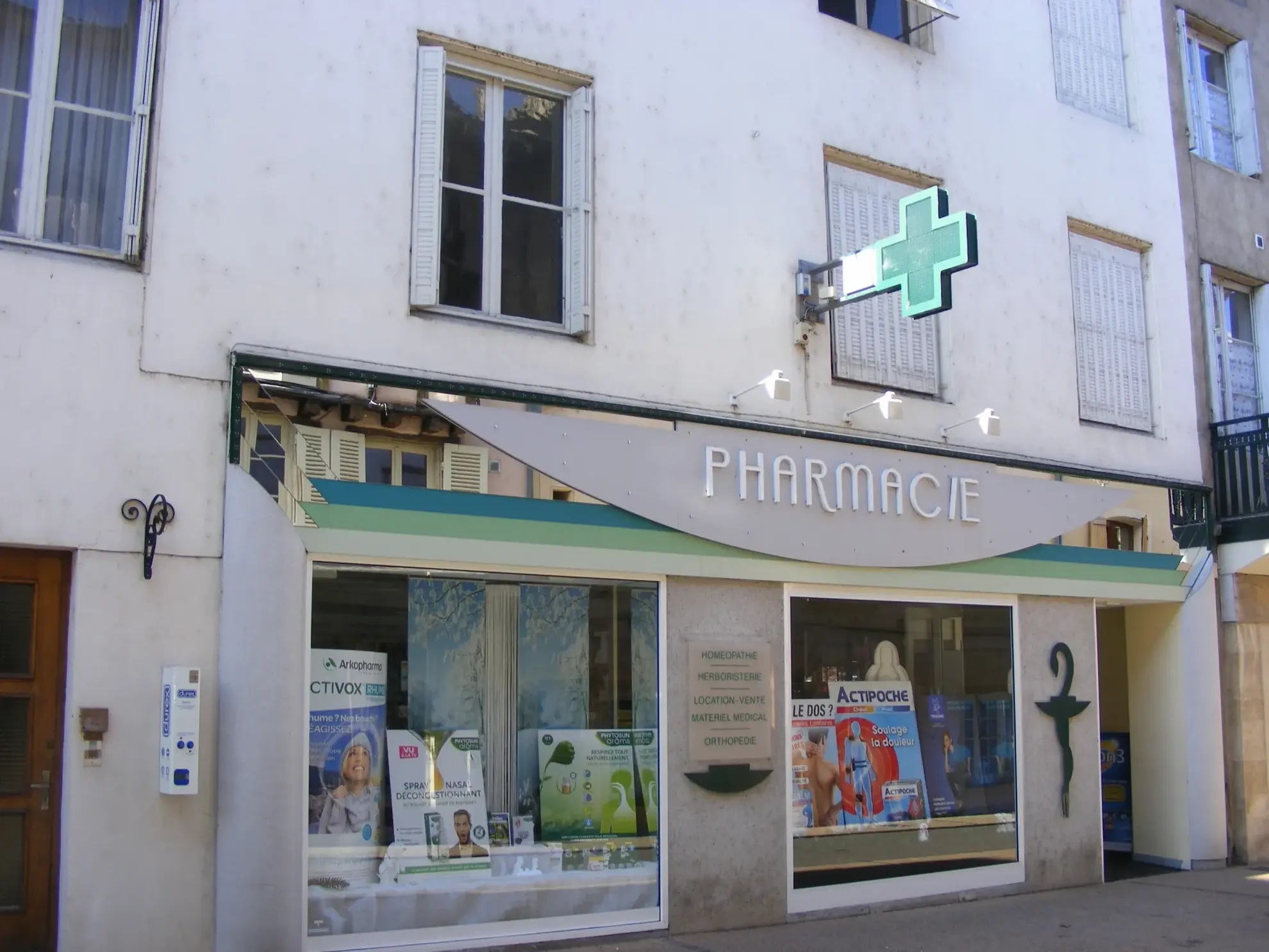 Immeuble locatif avec local commercial et appartements à Marcigny – Centre-ville 