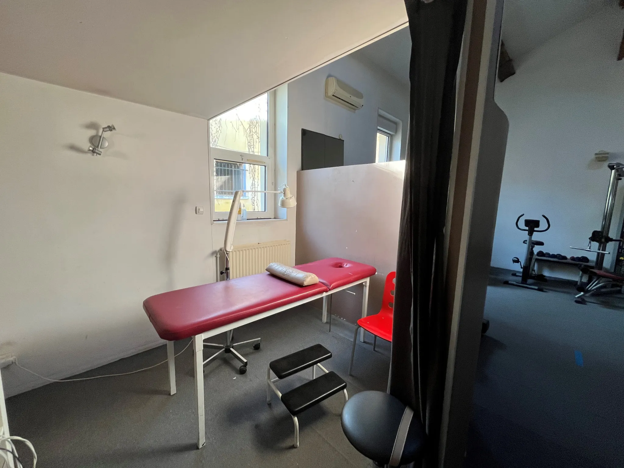 Local professionnel de 144 m² à Générac avec potentiel de transformation 