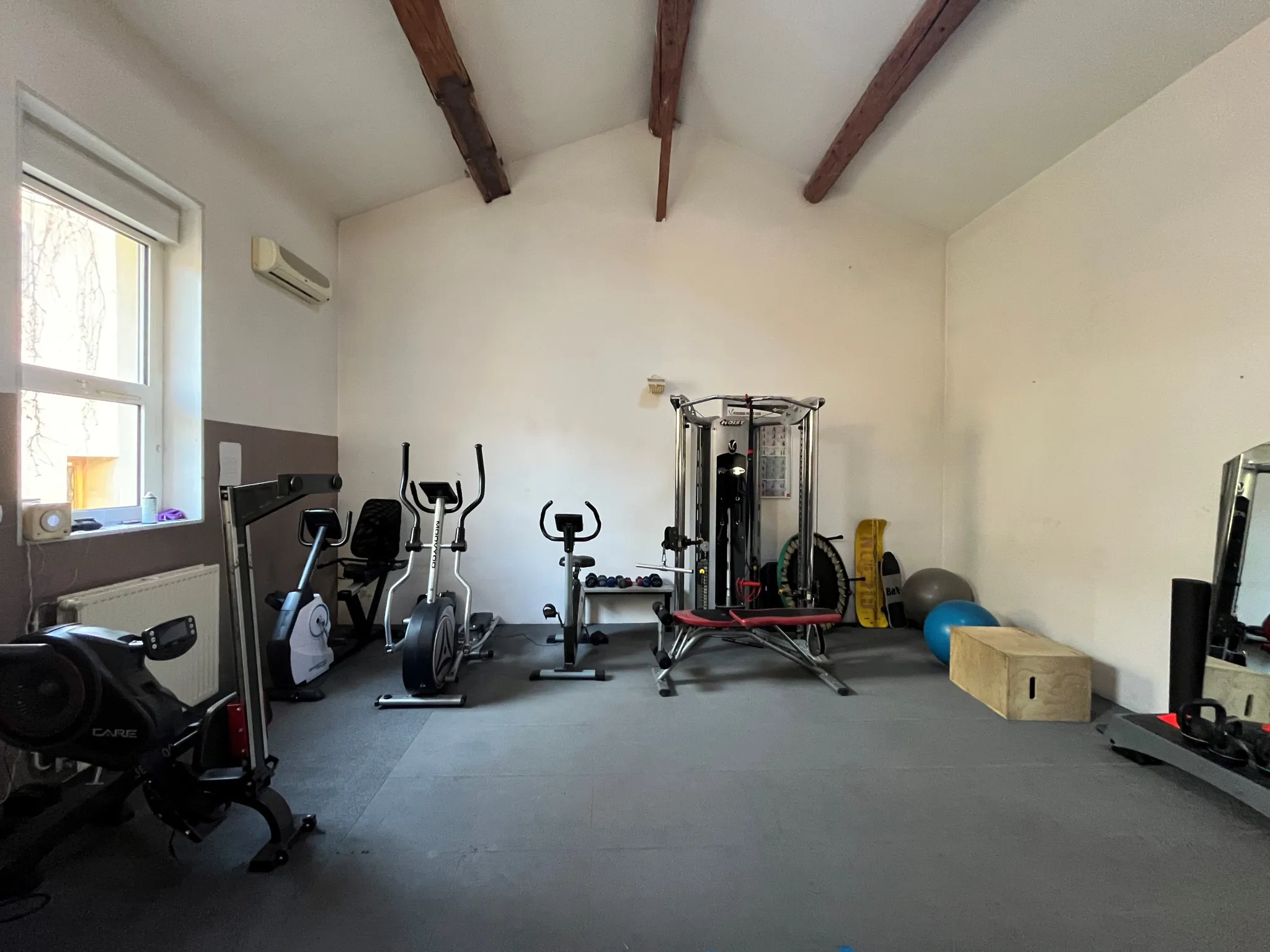 Local professionnel de 144 m² à Générac avec potentiel de transformation 