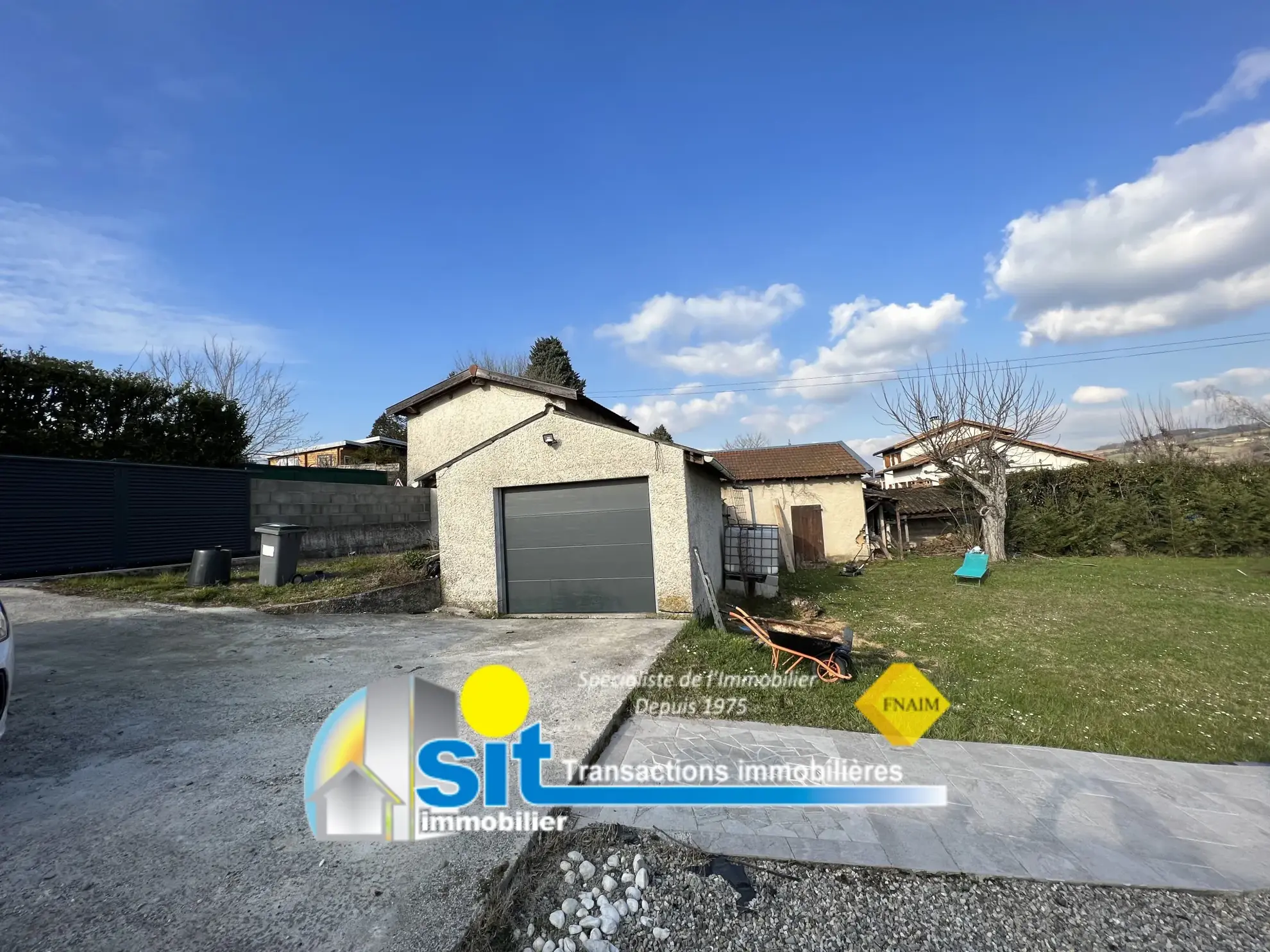 Maison à rénover à Chonas l'Amballan, terrain clos, 49 m² habitables 