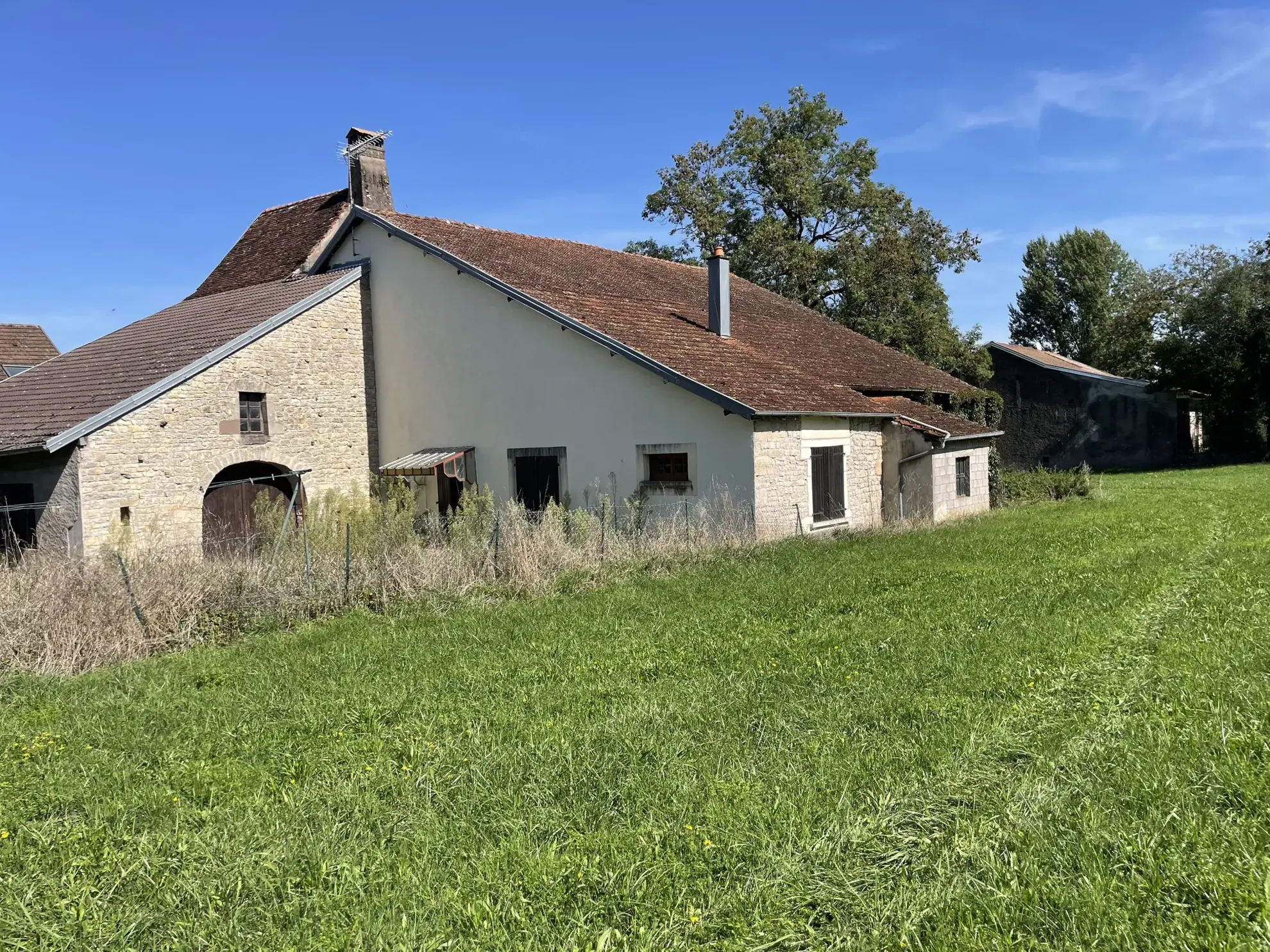 Belle ferme à Abelcourt avec terrain constructible de 2 hectares 