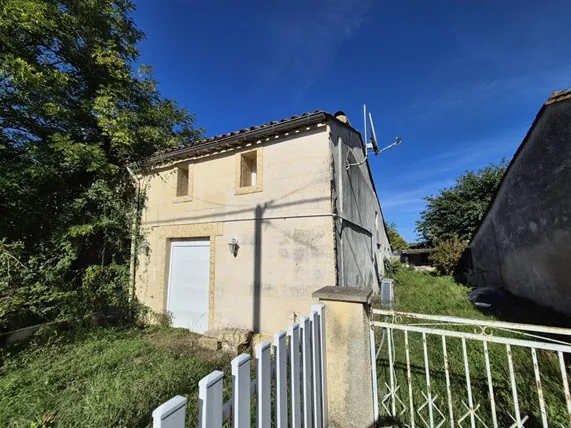 Maison en pierre à rénover de 74 m² avec jardin à Saint-Pey-de-Castets