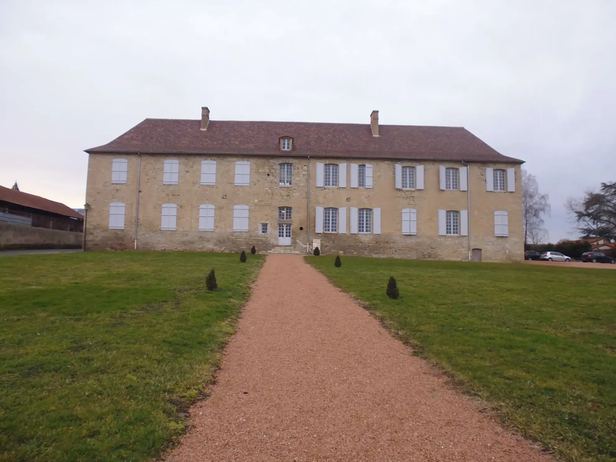 Appartement T4 rénové de 114 m² à Brugheas dans un château historique
