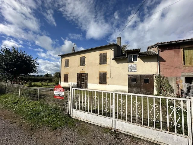 Maison mitoyenne de 99 m² avec dépendances à Melay, secteur rural