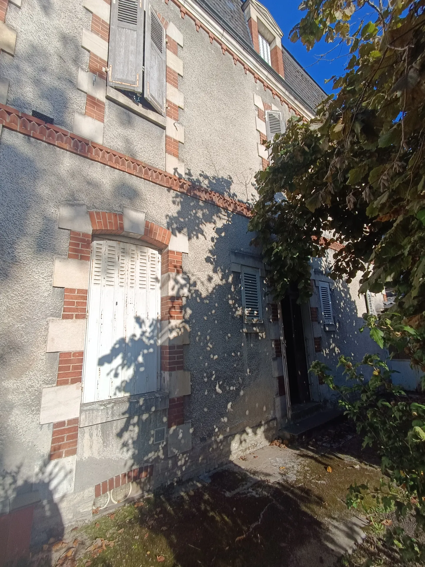 Maison bourgeoise à rénover à Vierzon, 210 m² avec cave, garage et jardin 