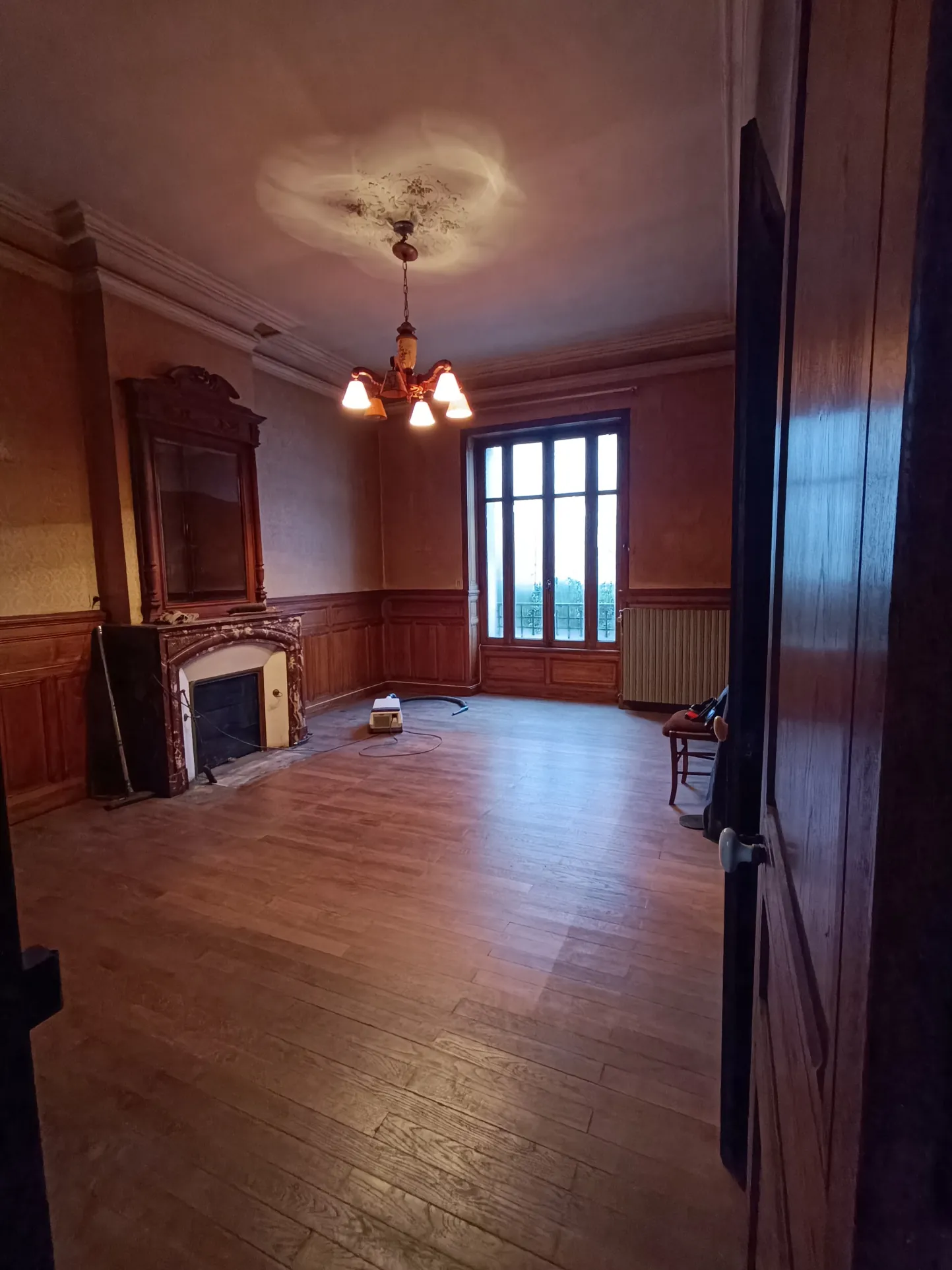 Maison bourgeoise à rénover à Vierzon, 210 m² avec cave, garage et jardin 