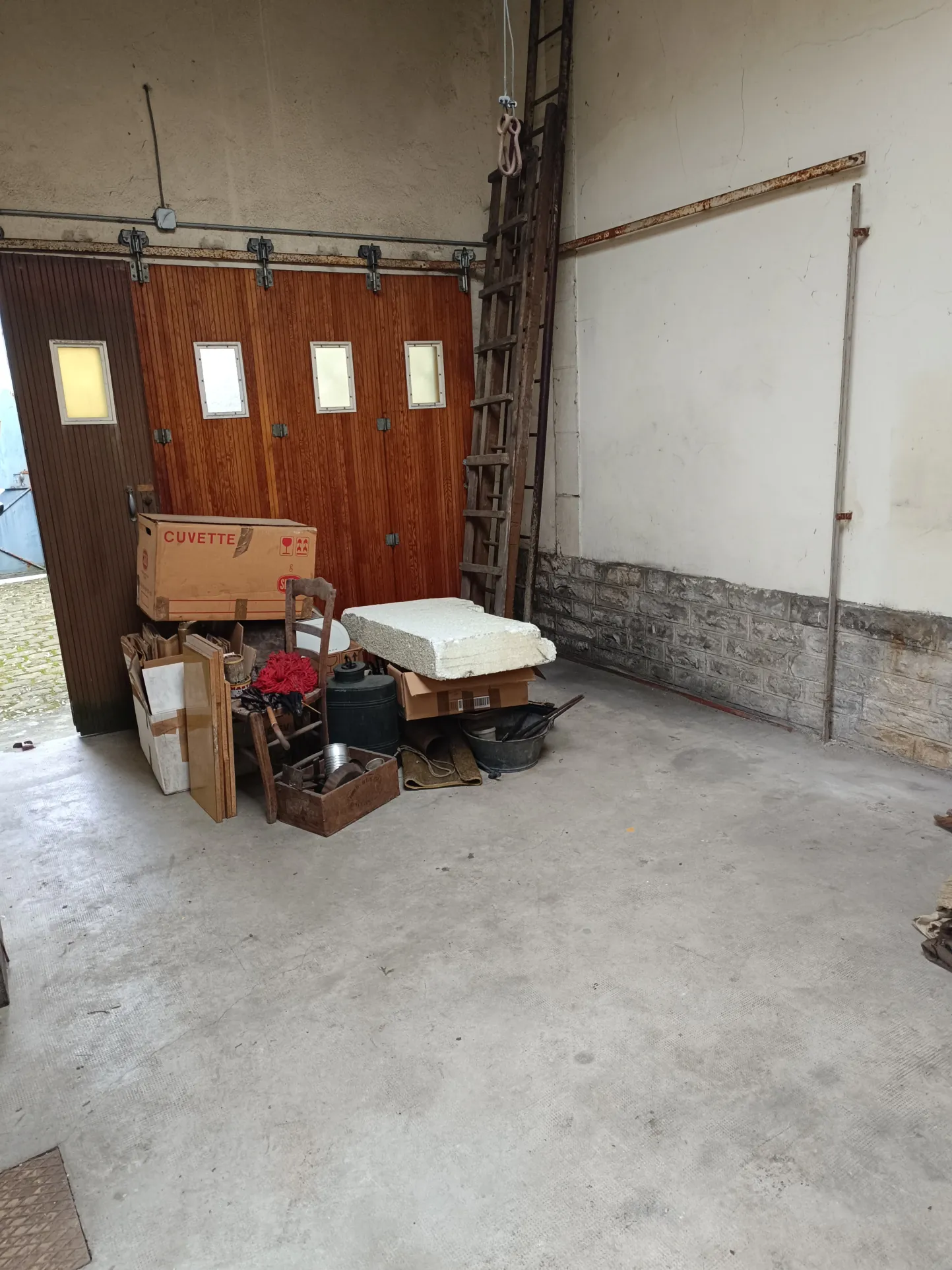 Maison bourgeoise à rénover à Vierzon, 210 m² avec cave, garage et jardin 