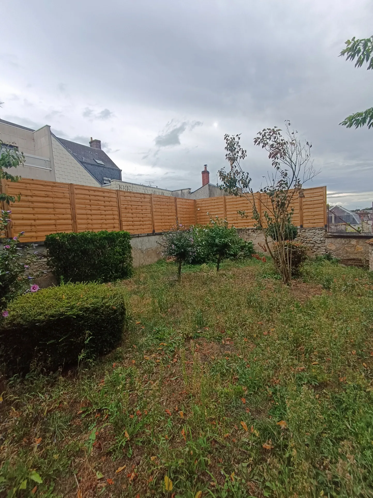 Maison bourgeoise à rénover à Vierzon, 210 m² avec cave, garage et jardin 