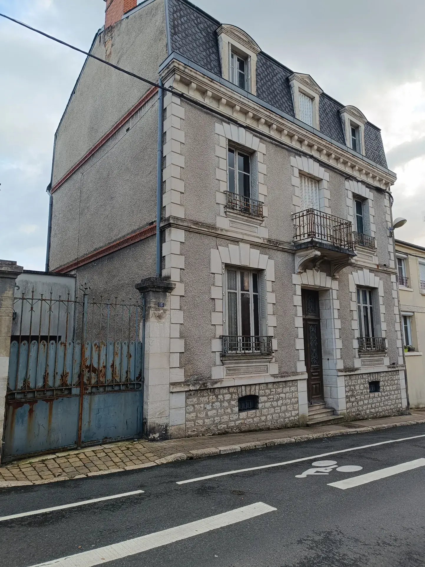 Maison bourgeoise à rénover à Vierzon, 210 m² avec cave, garage et jardin 