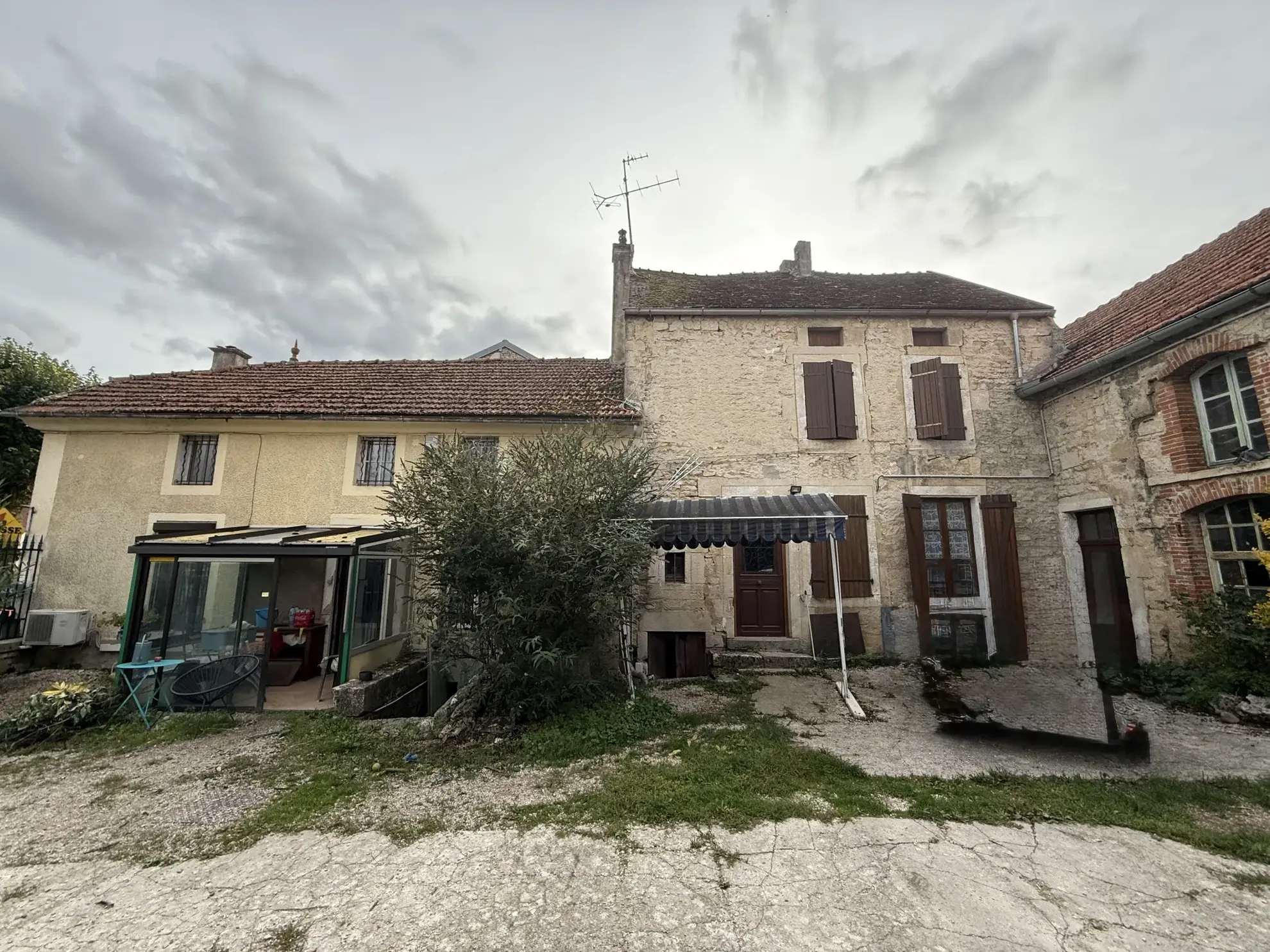 Immeuble avec commerce et logement à Coulmier le Sec, 21400 