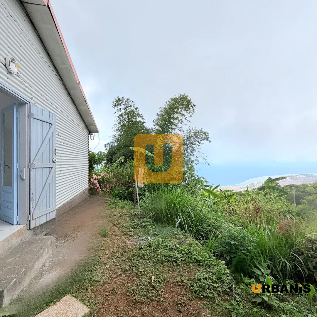 Maison F3 à Trois Bassins, Vue Littorale, À Rénover, Sur Terrain de 279 m²