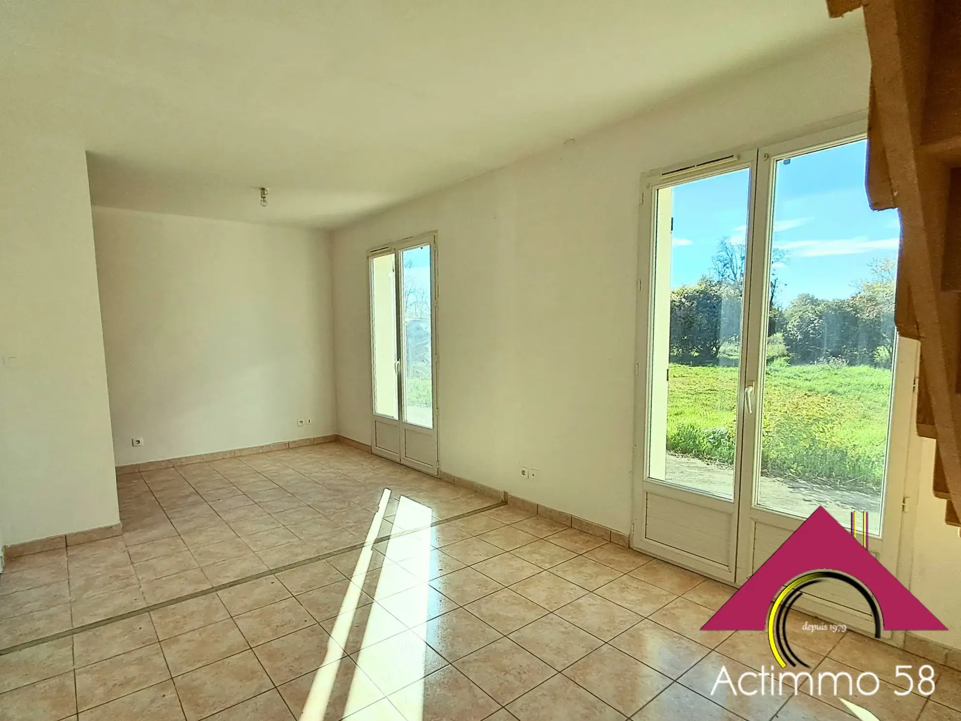Maison récente avec grand terrain et cadre bucolique à Chantenay st Imbert 