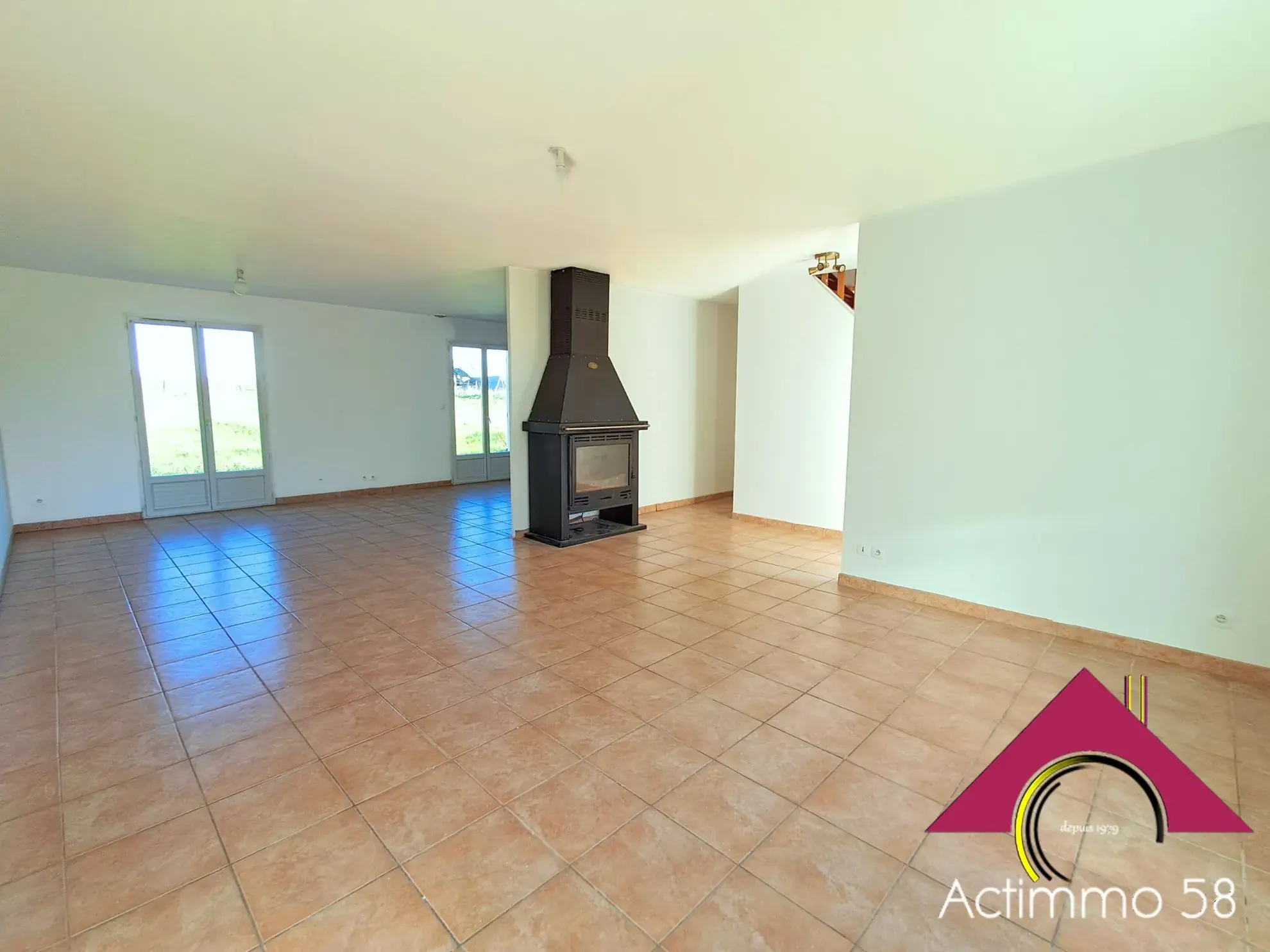 Maison récente avec grand terrain et cadre bucolique à Chantenay st Imbert 