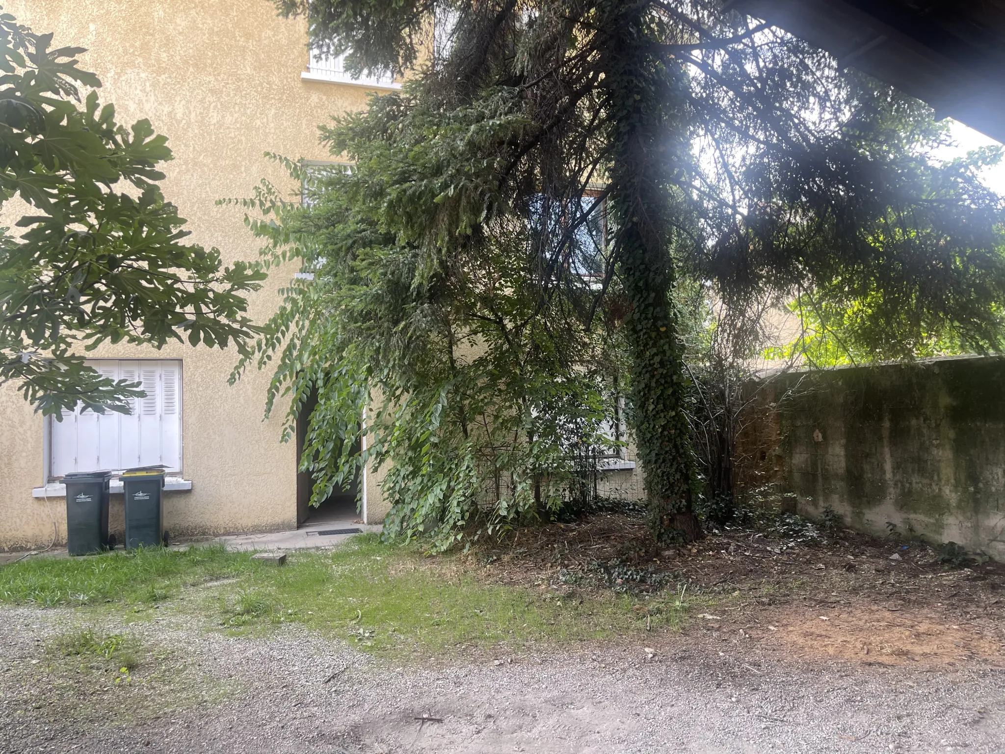 Maison de ville à Le Pâquier de Roussillon avec deux appartements et garage