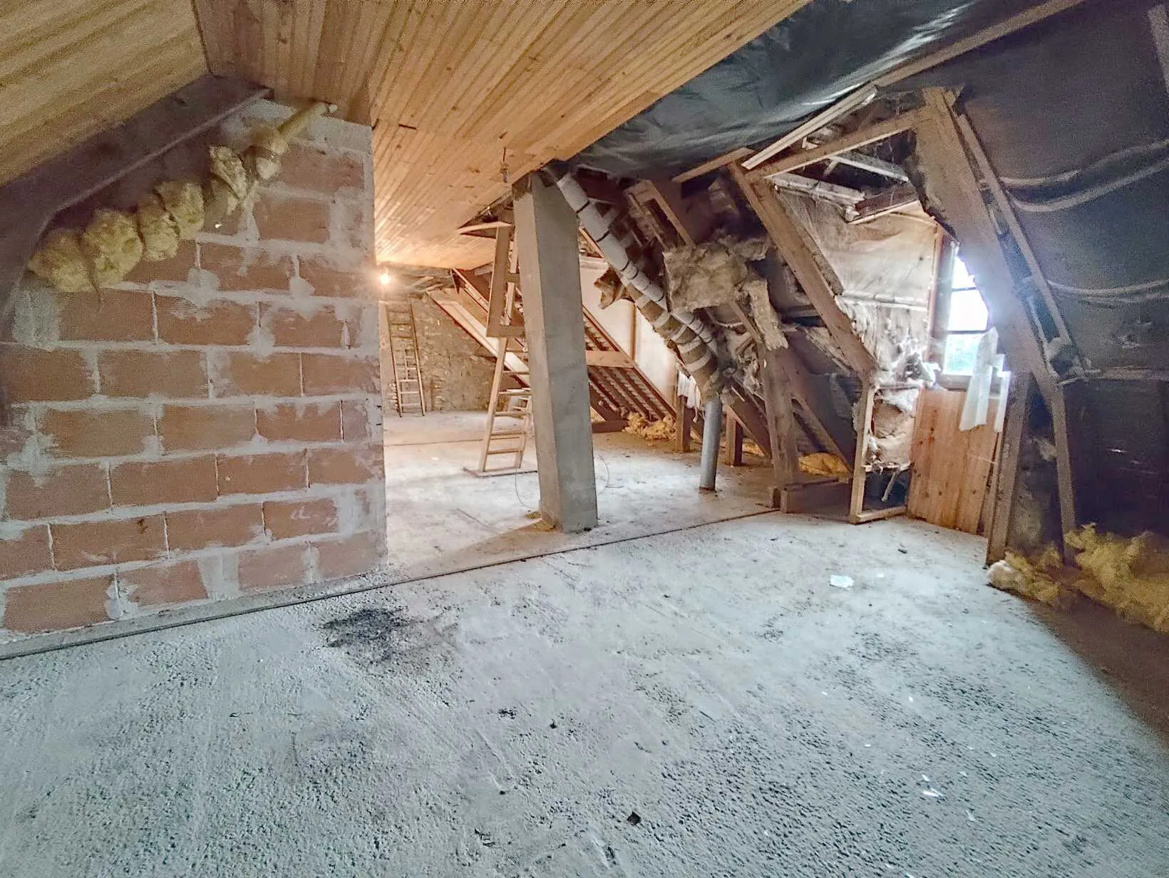 Maison spacieuse avec Annexe et terrain à Saint Victeur - Investissez dès aujourd'hui 