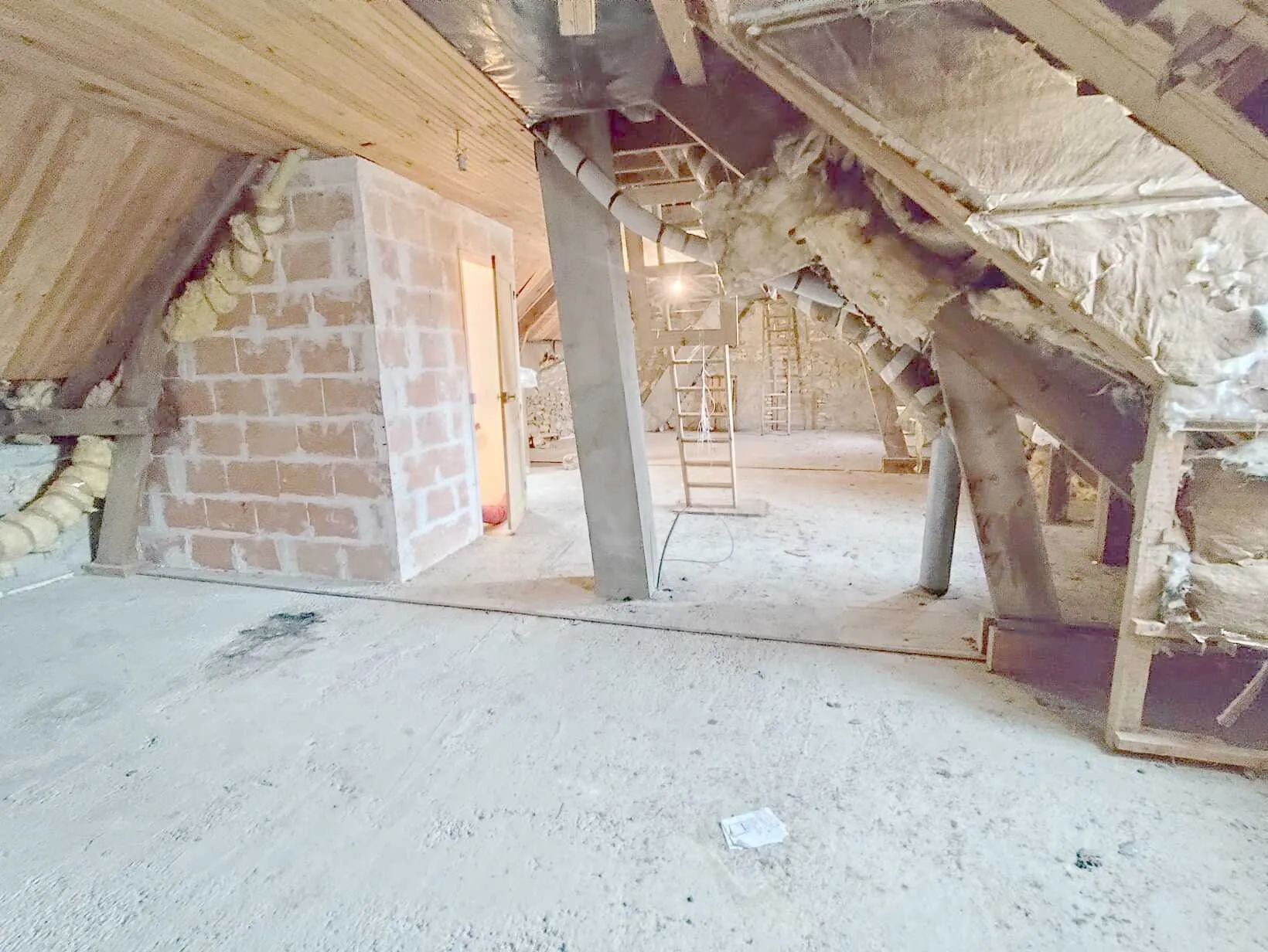 Maison spacieuse avec Annexe et terrain à Saint Victeur - Investissez dès aujourd'hui 