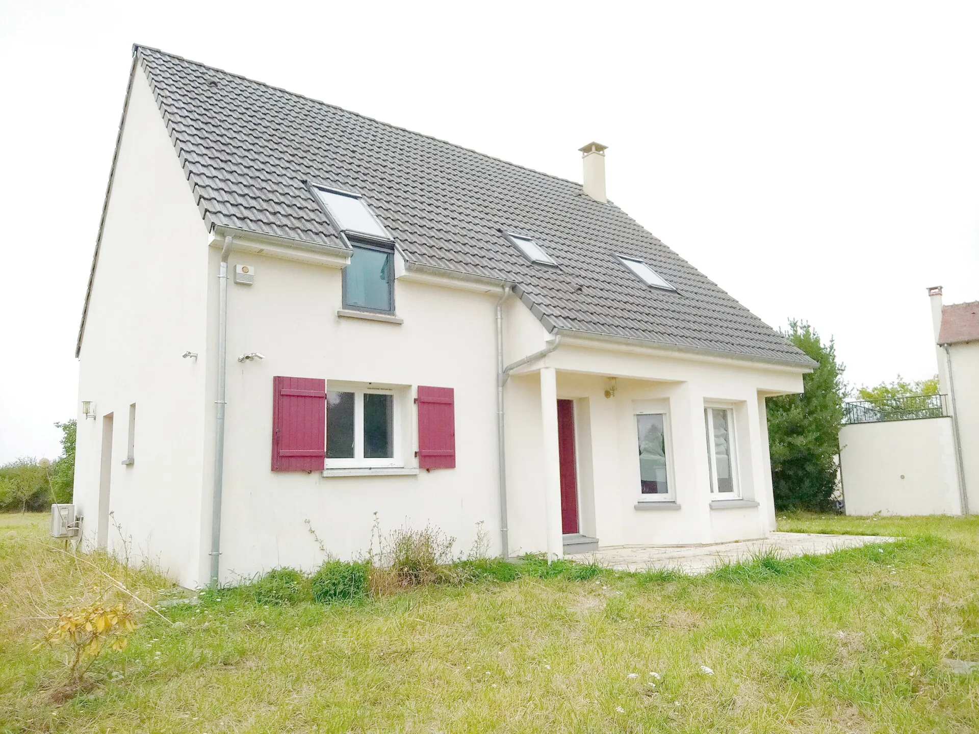 Maison moderne avec 4 chambres et grand terrain à Saint-Léger-le-Petit 