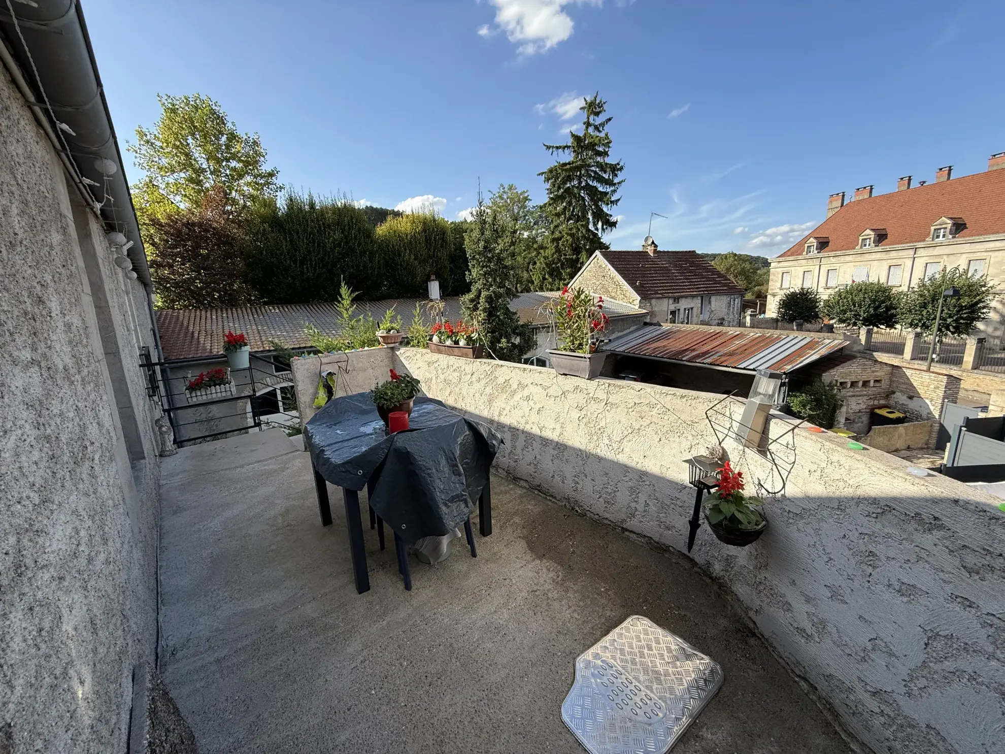 Investissement immobilier à Montbard avec 3 appartements et potentiel locatif élevé 