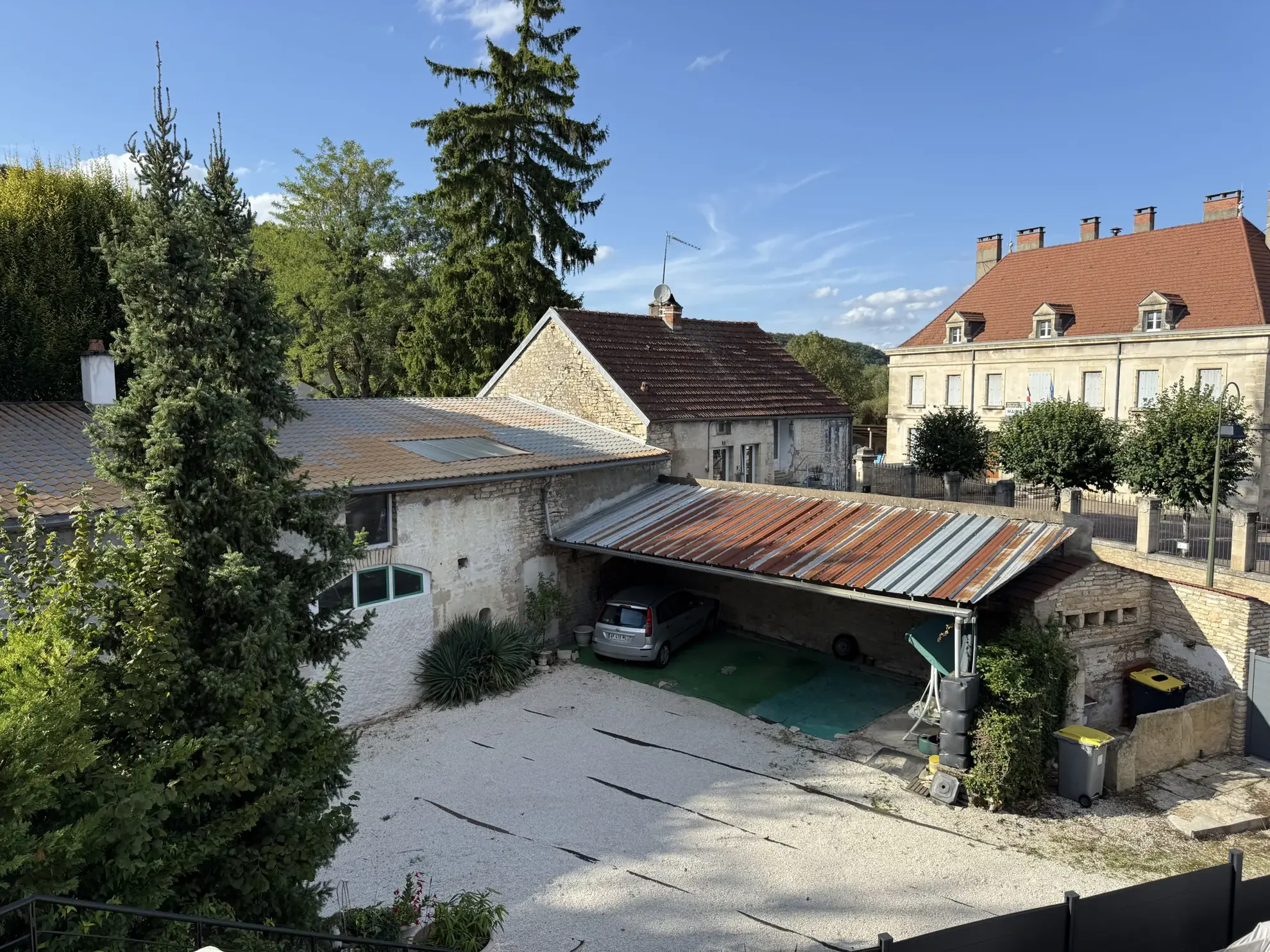 Investissement immobilier à Montbard avec 3 appartements et potentiel locatif élevé 