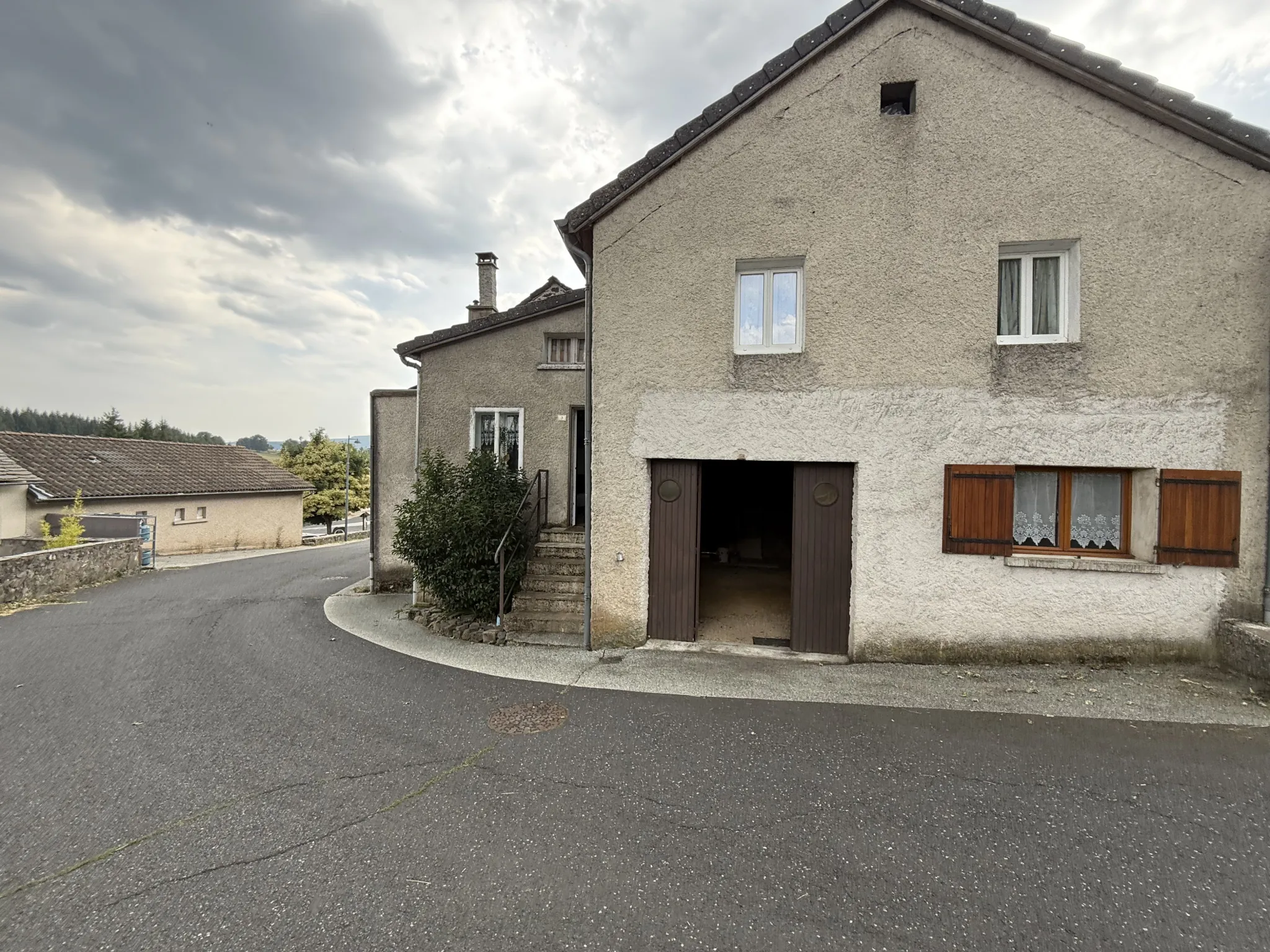 Maison de village à Saint-Front avec garage, proche commerces et 2 chambres 