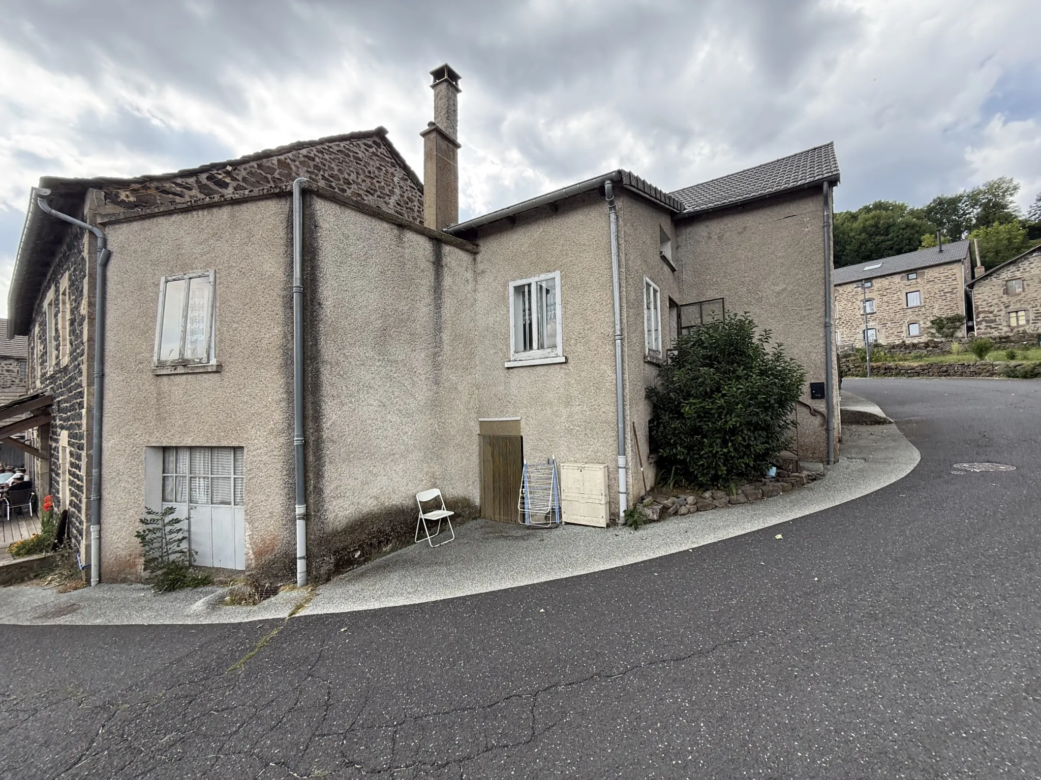 Maison de village à Saint-Front avec garage, proche commerces et 2 chambres 