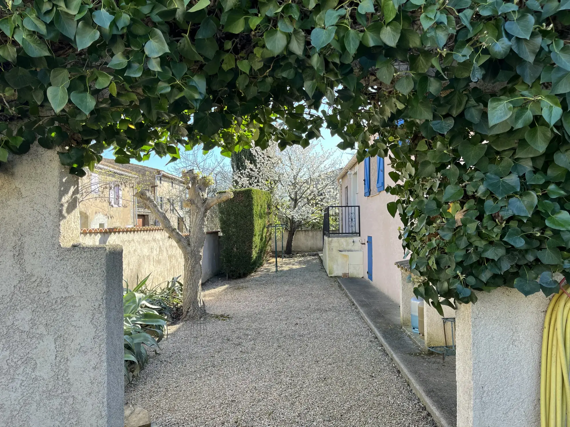 Villa à Montbrun-Des-Corbières avec jardin, piscine et garage 