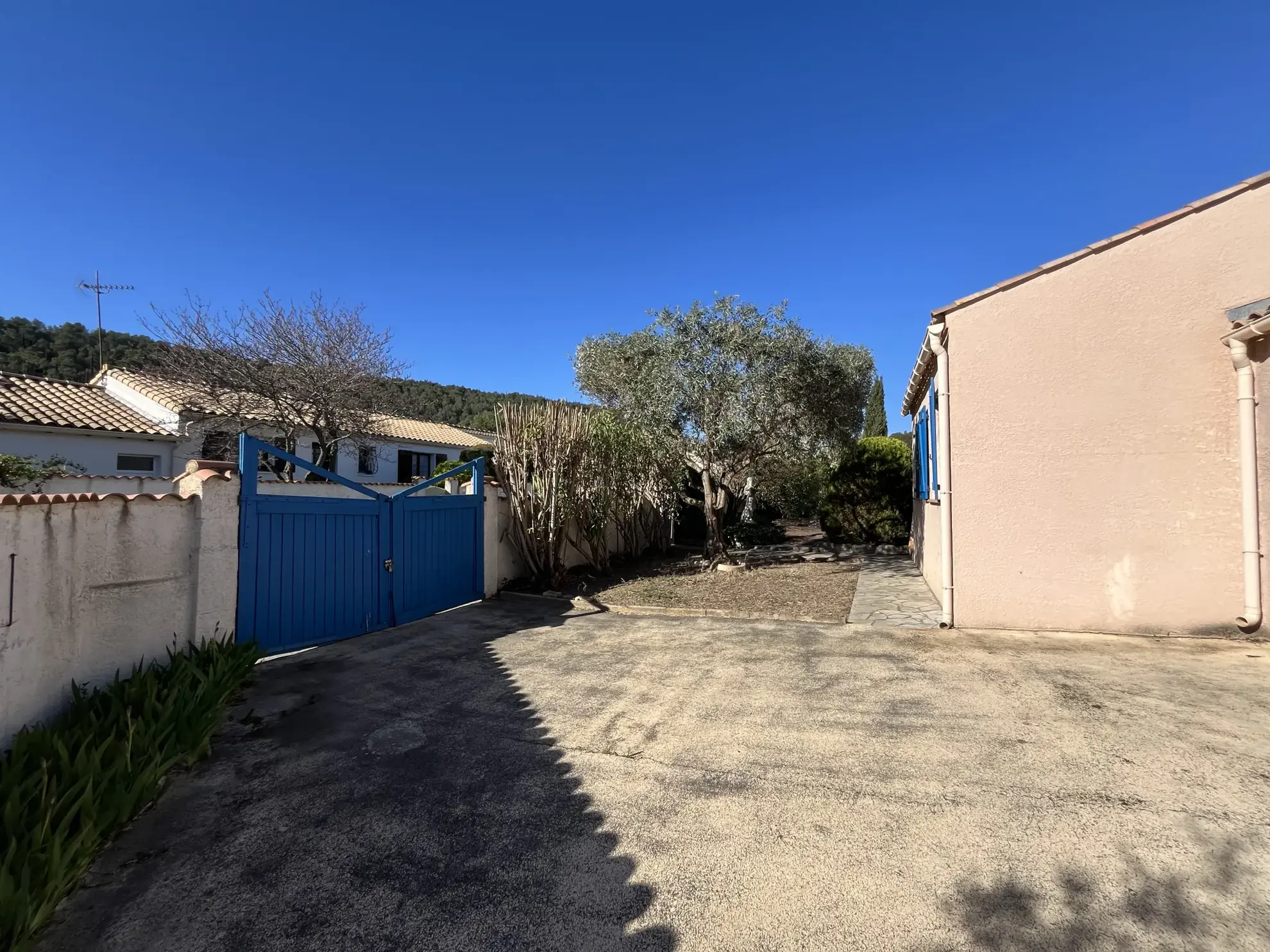 Villa à Montbrun-Des-Corbières avec jardin, piscine et garage 