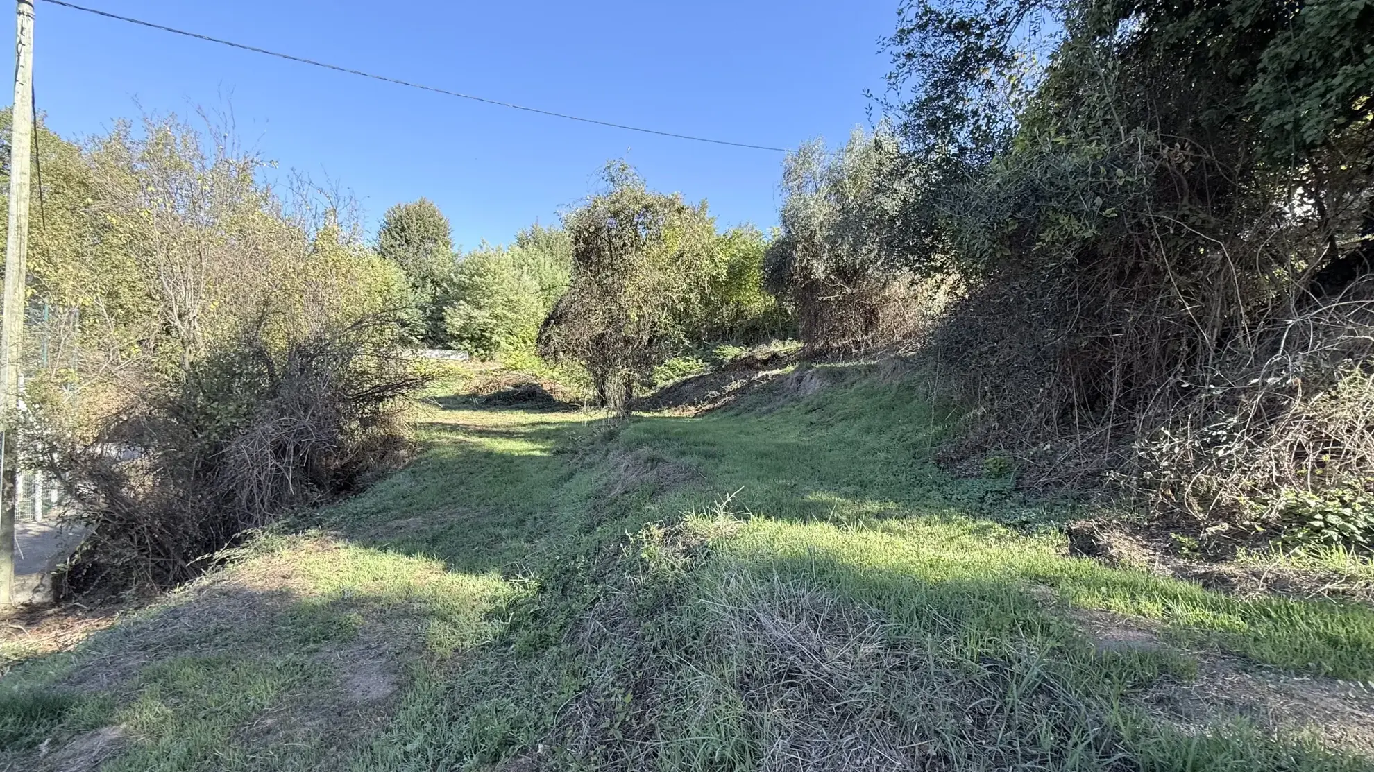 Grand terrain constructible de 1054 m² à Contes, environnement préservé, proche nature 