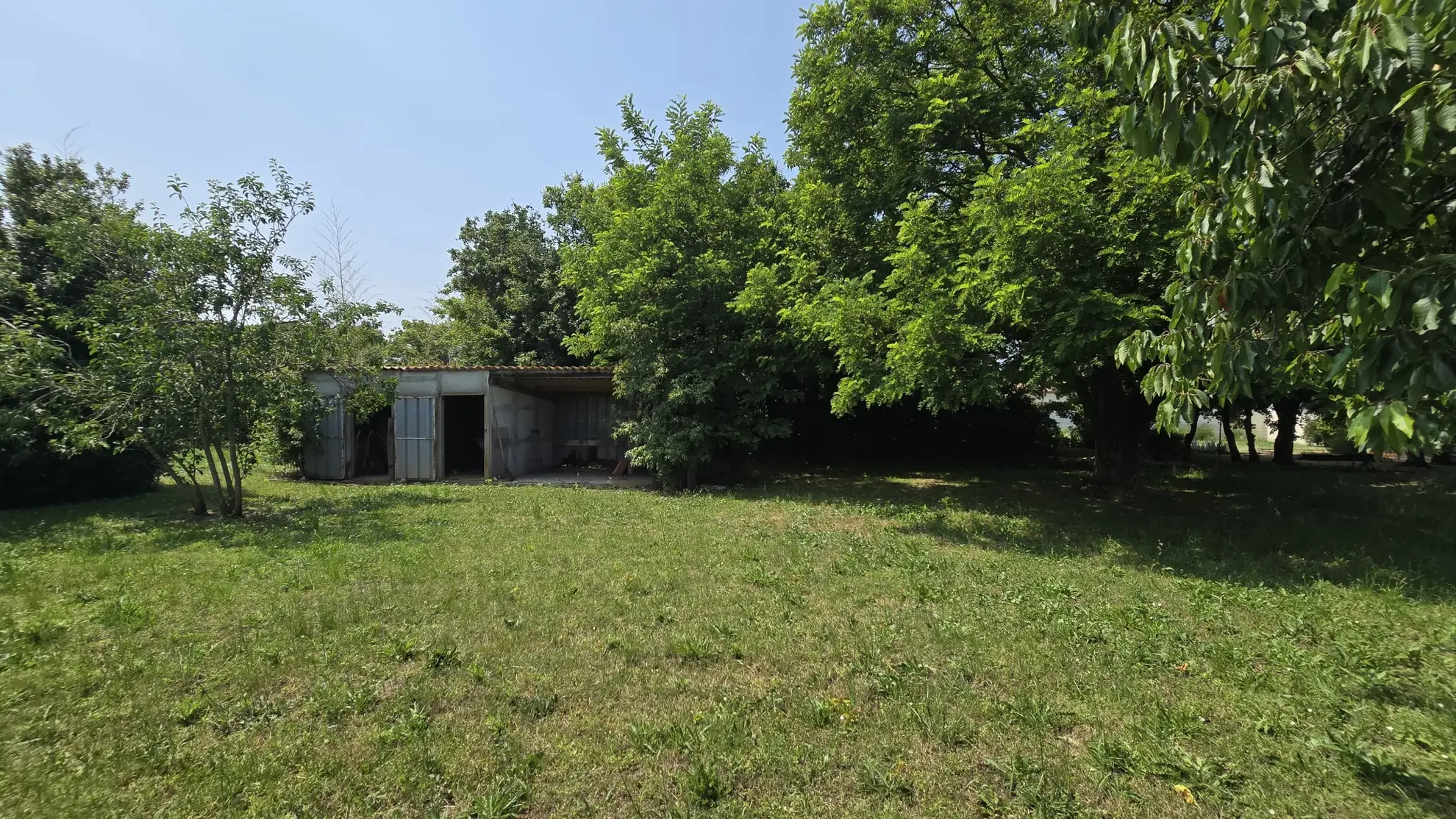 Maison à rafraîchir de 2 chambres avec garage à Saint Jean de liversay 