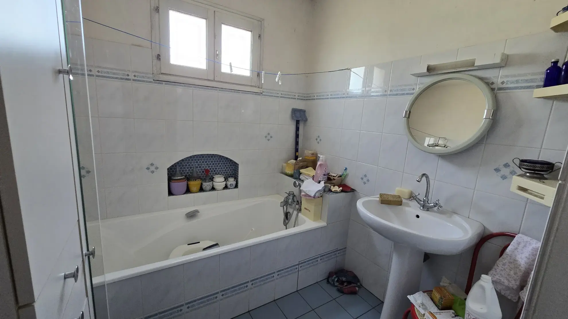 Maison à rafraîchir de 2 chambres avec garage à Saint Jean de liversay 