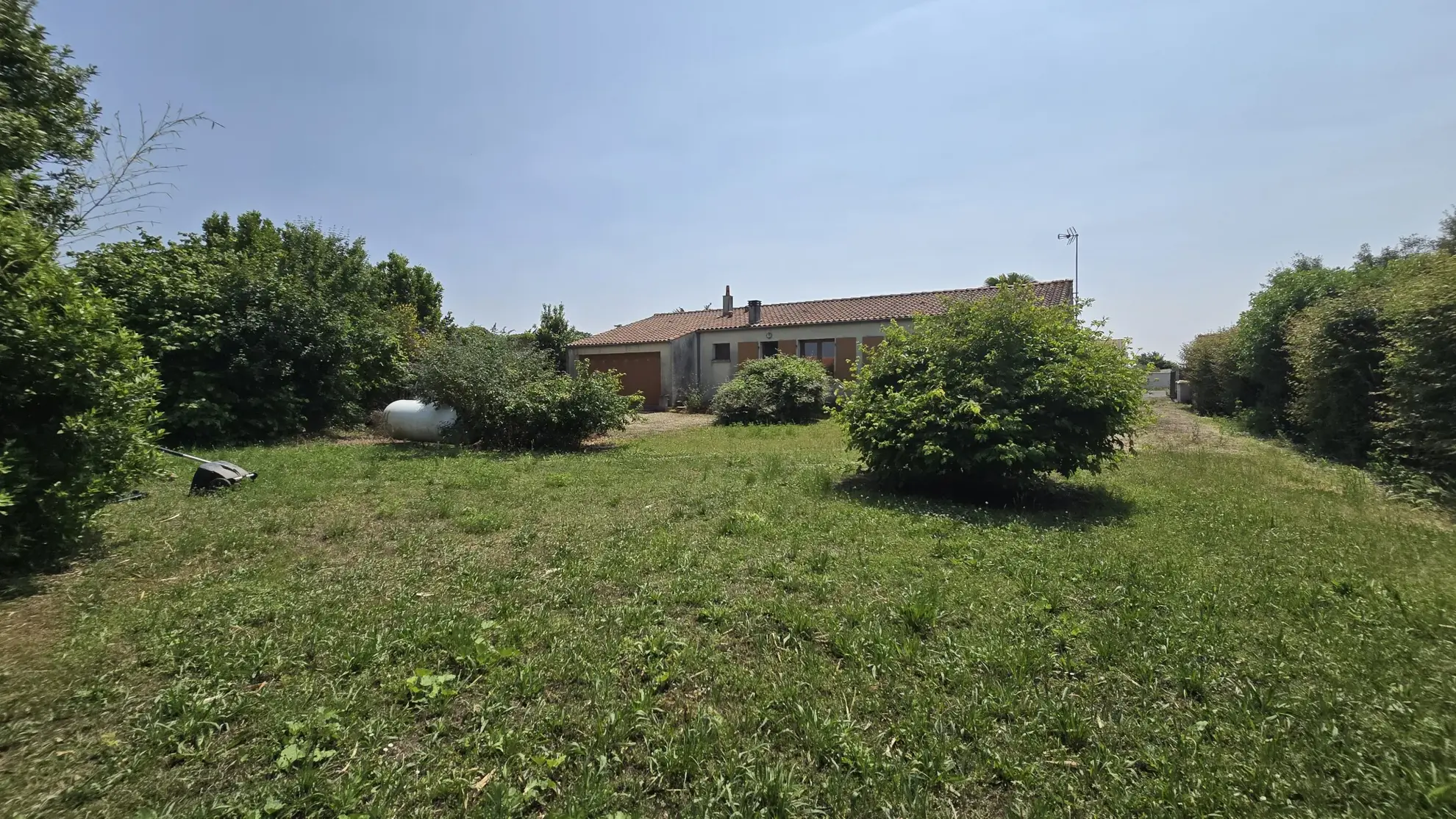 Maison à rafraîchir de 2 chambres avec garage à Saint Jean de liversay 