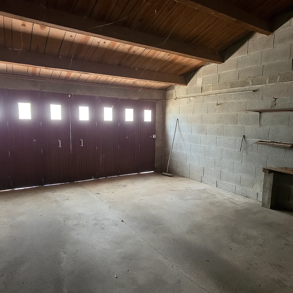 Maison à rafraîchir de 2 chambres avec garage à Saint Jean de liversay 