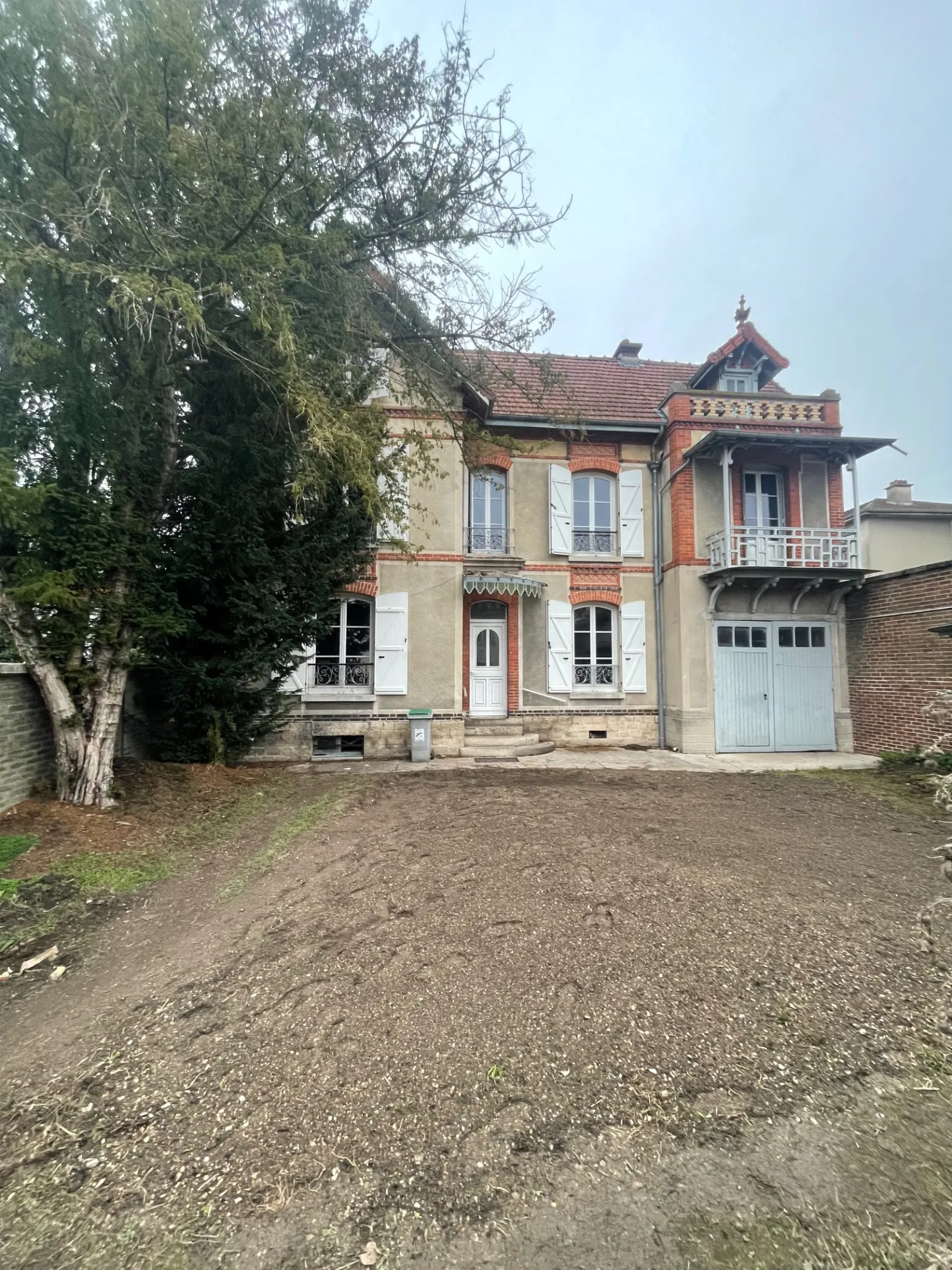 Maison de caractère à Sainte Savine avec jardin proche gare - À rénover