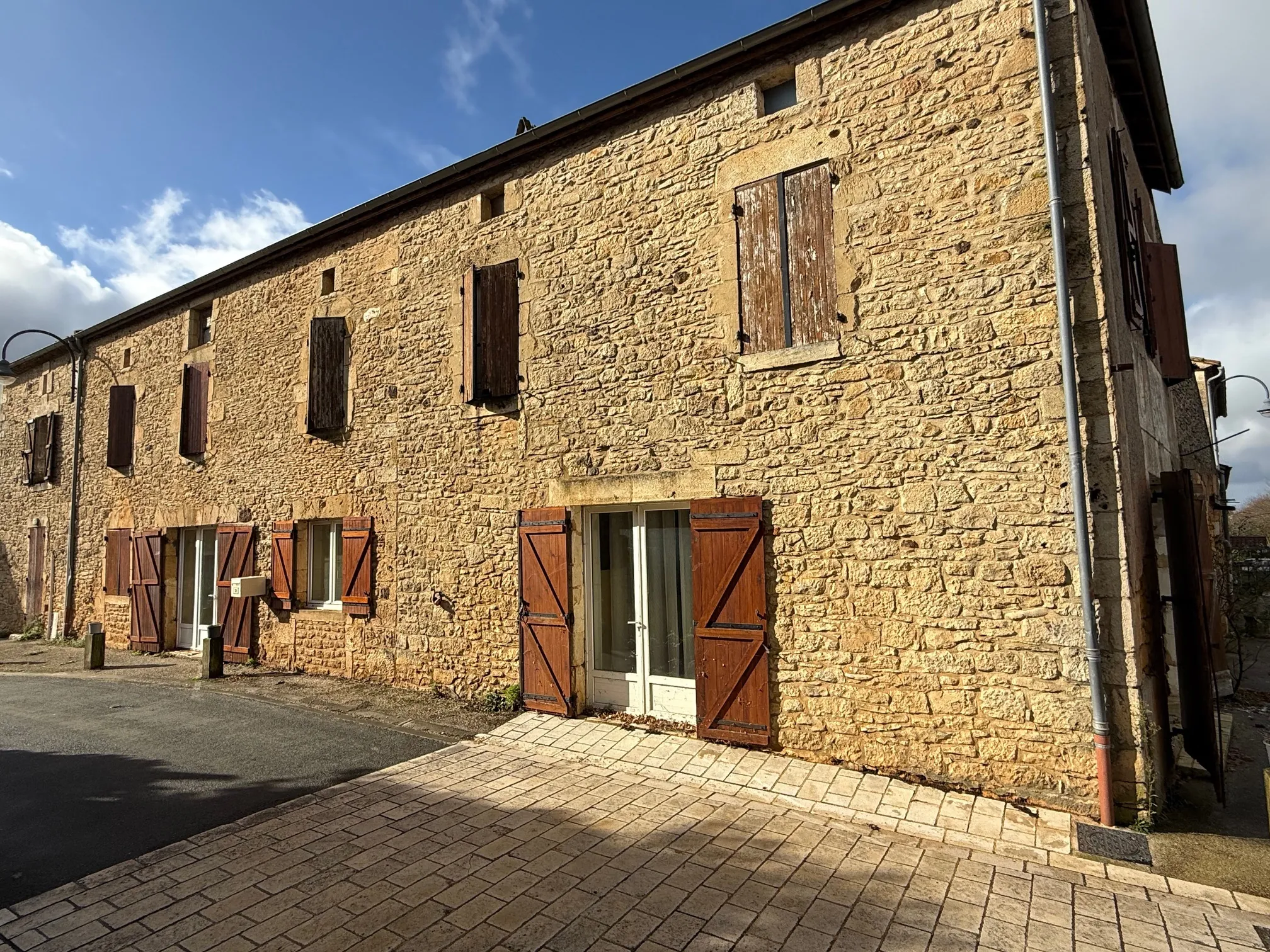Maison en pierre avec deux logements à vendre à Blanquefort-sur-Briolance 