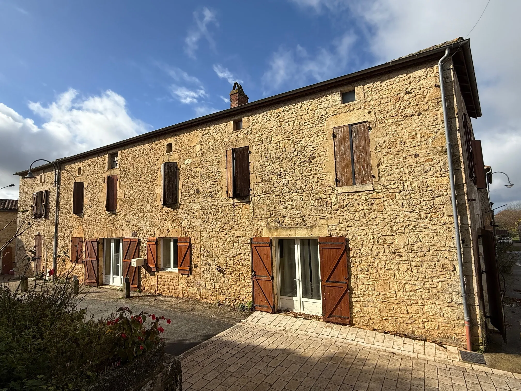 Maison en pierre avec deux logements à vendre à Blanquefort-sur-Briolance 