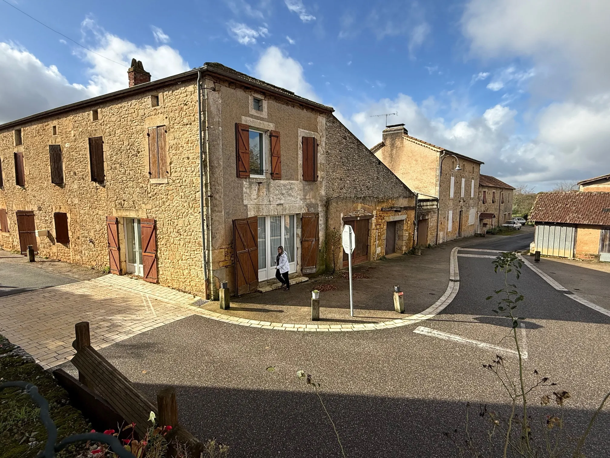 Maison en pierre avec deux logements à vendre à Blanquefort-sur-Briolance 