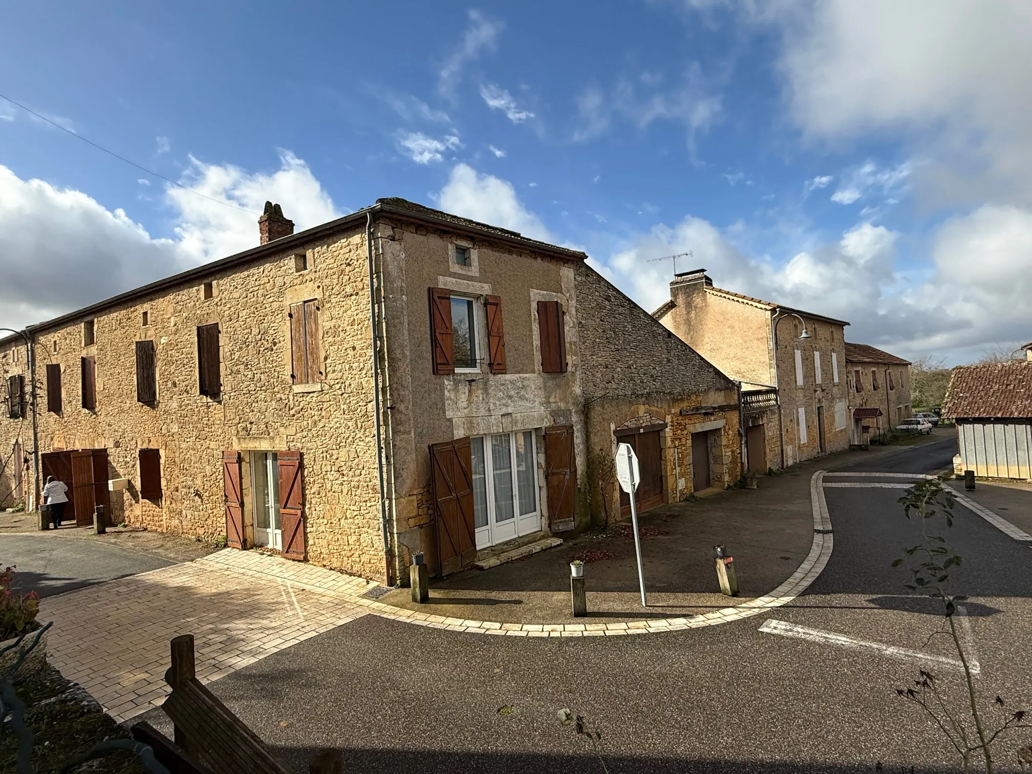 Maison en pierre avec deux logements à vendre à Blanquefort-sur-Briolance 