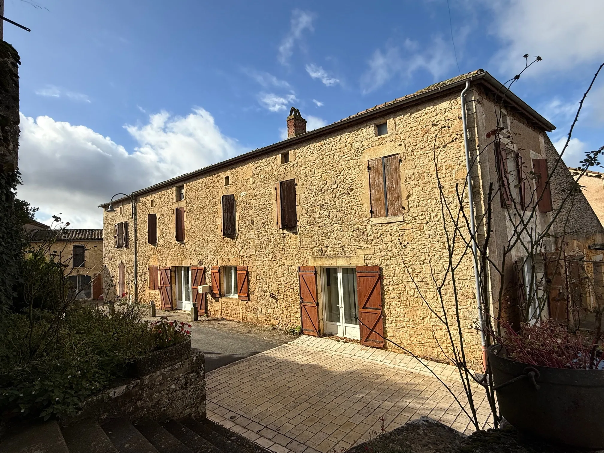 Maison en pierre avec deux logements à vendre à Blanquefort-sur-Briolance 
