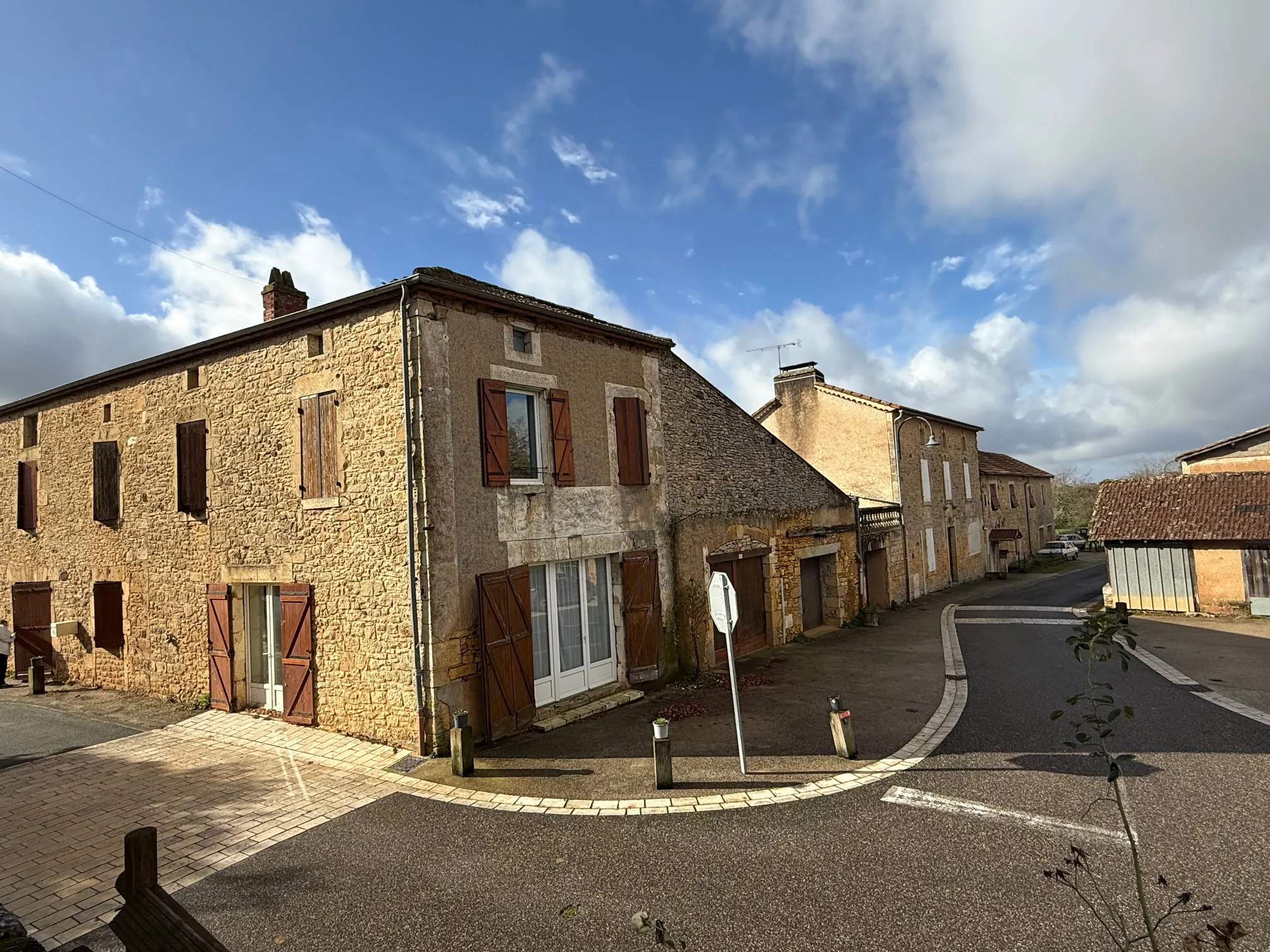 Maison en pierre avec deux logements à vendre à Blanquefort-sur-Briolance 