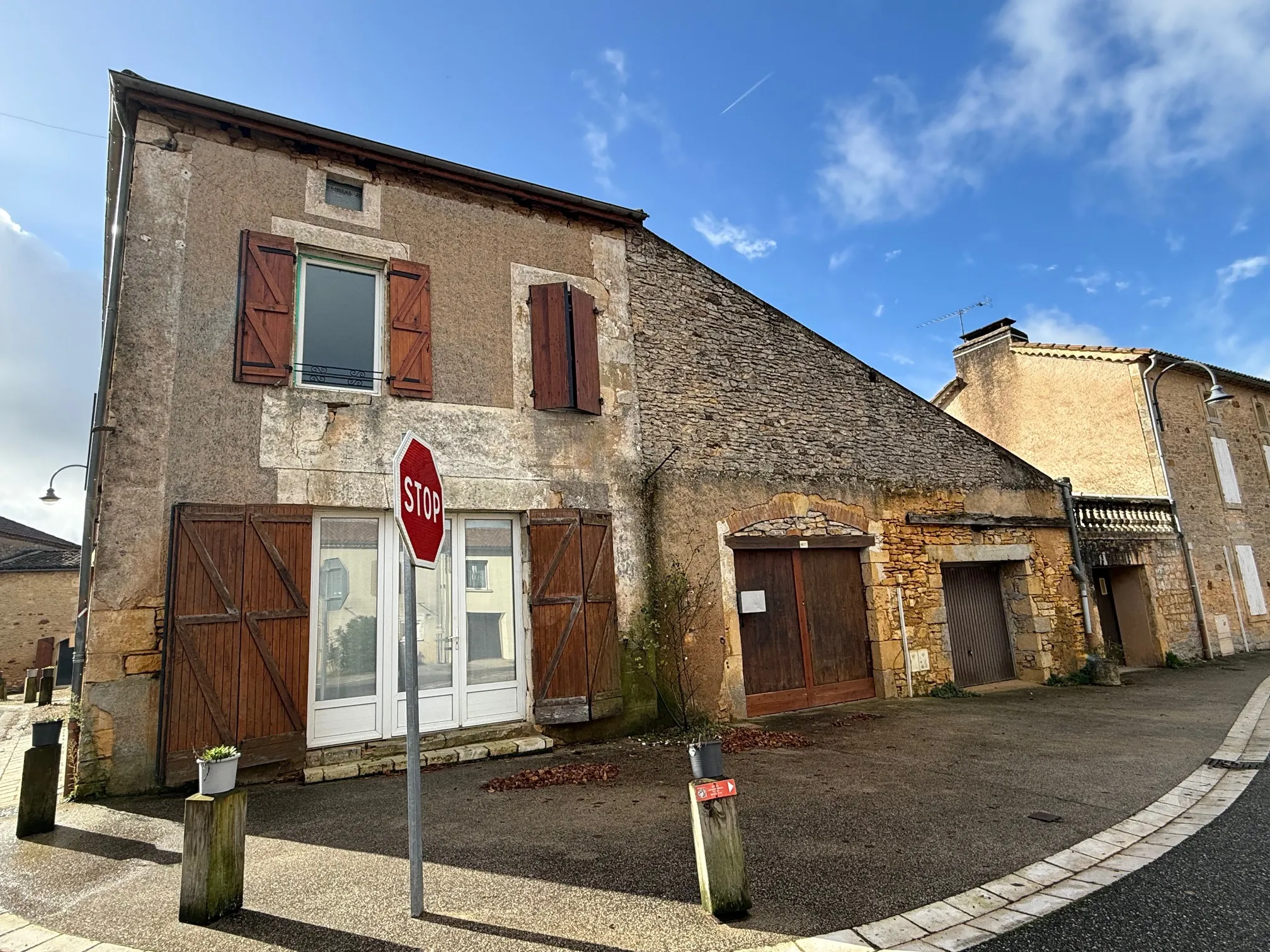 Maison en pierre avec deux logements à vendre à Blanquefort-sur-Briolance 