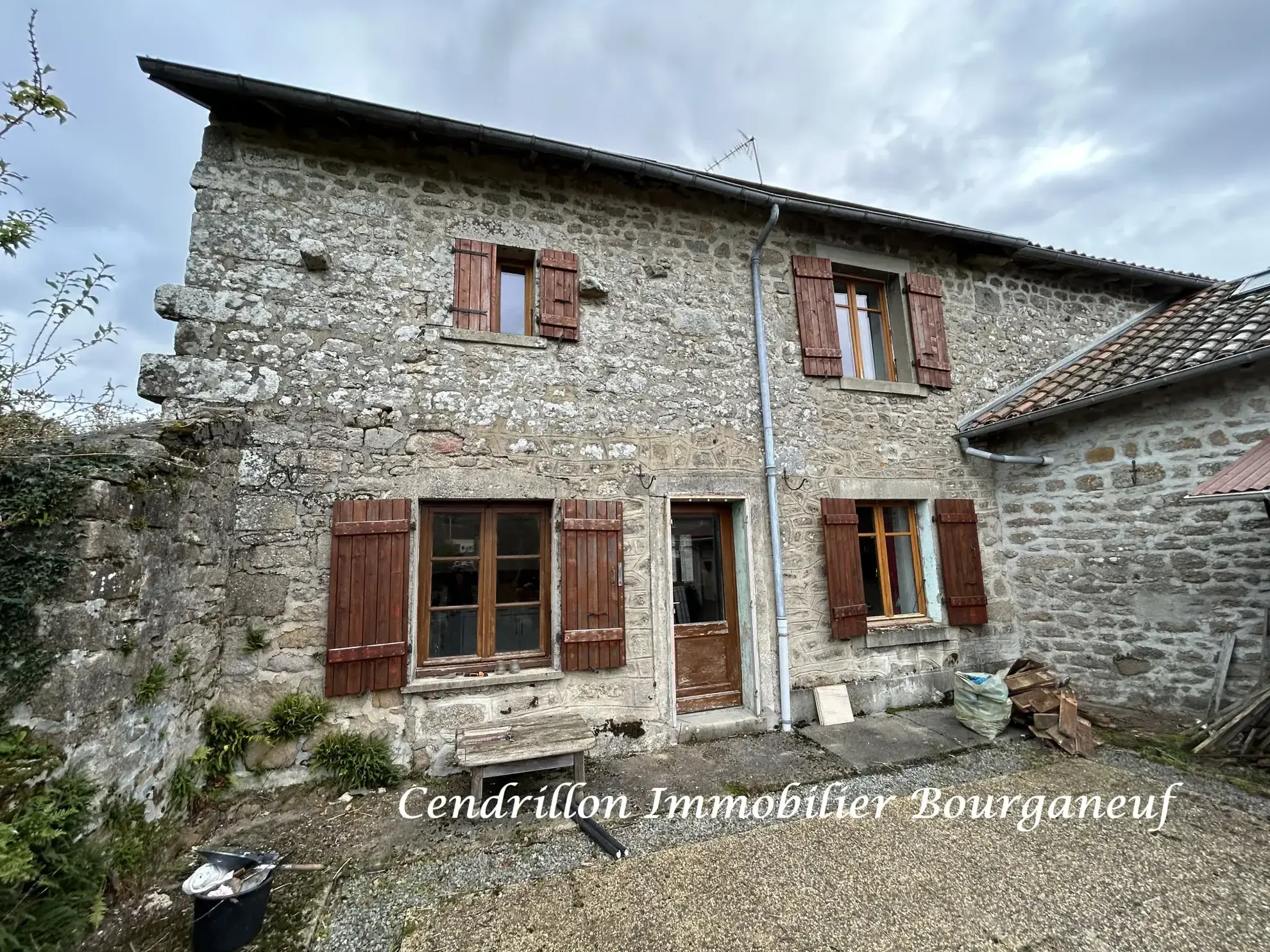 Maison en pierres de 60 m² avec 2 chambres à Soubrebost, vue dégagée et cour ou terrasse 