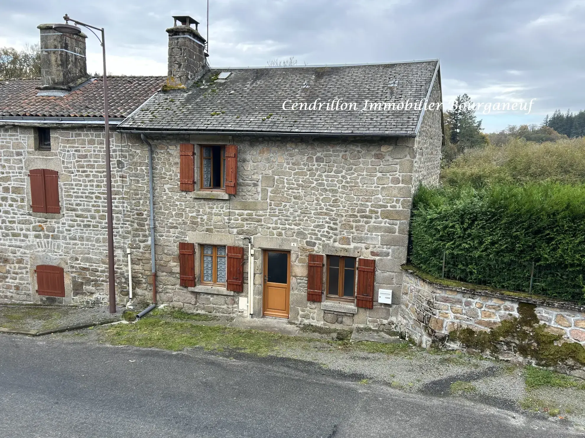 Maison en pierres de 60 m² avec 2 chambres à Soubrebost, vue dégagée et cour ou terrasse 