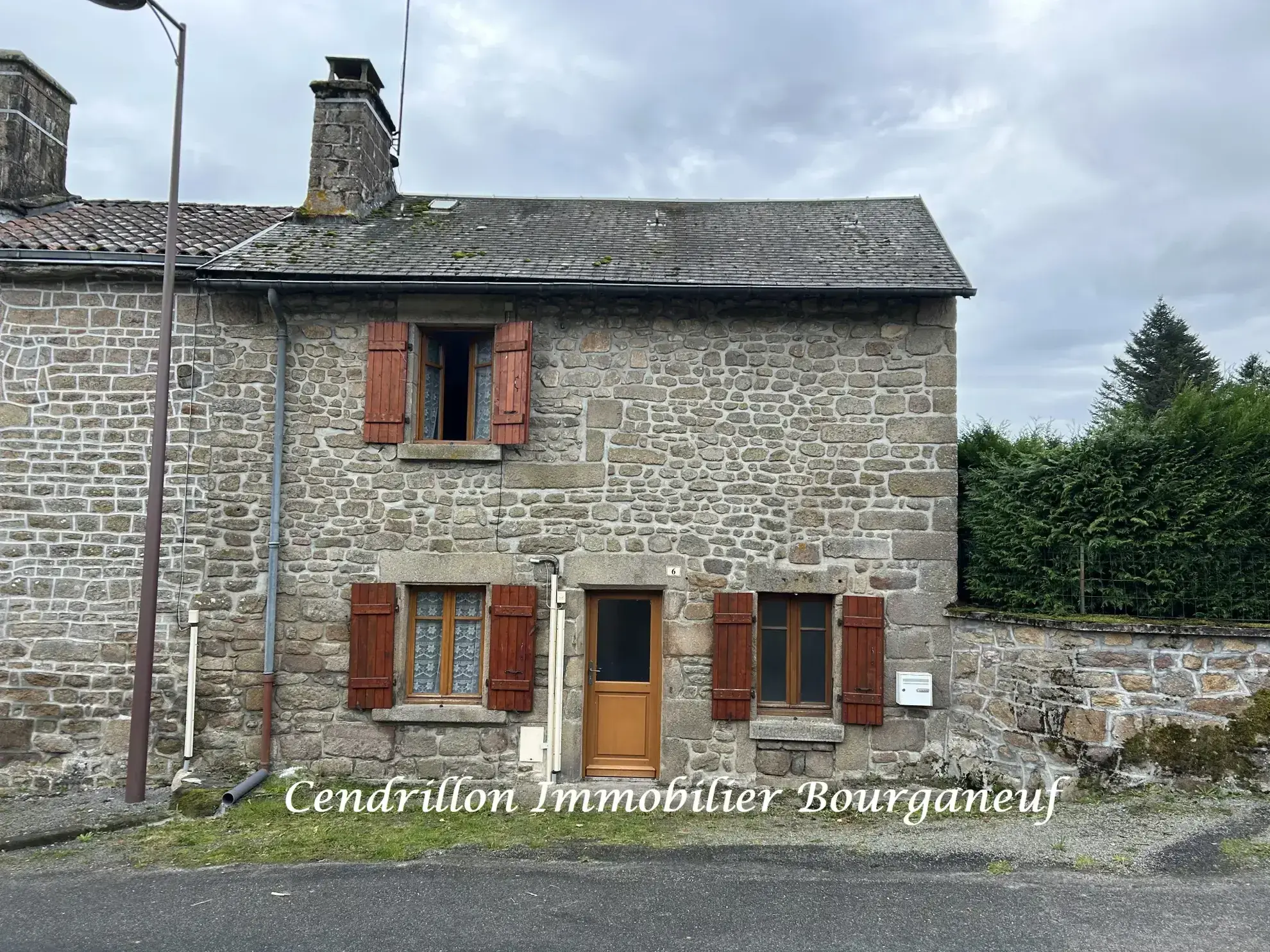 Maison en pierres de 60 m² avec 2 chambres à Soubrebost, vue dégagée et cour ou terrasse 