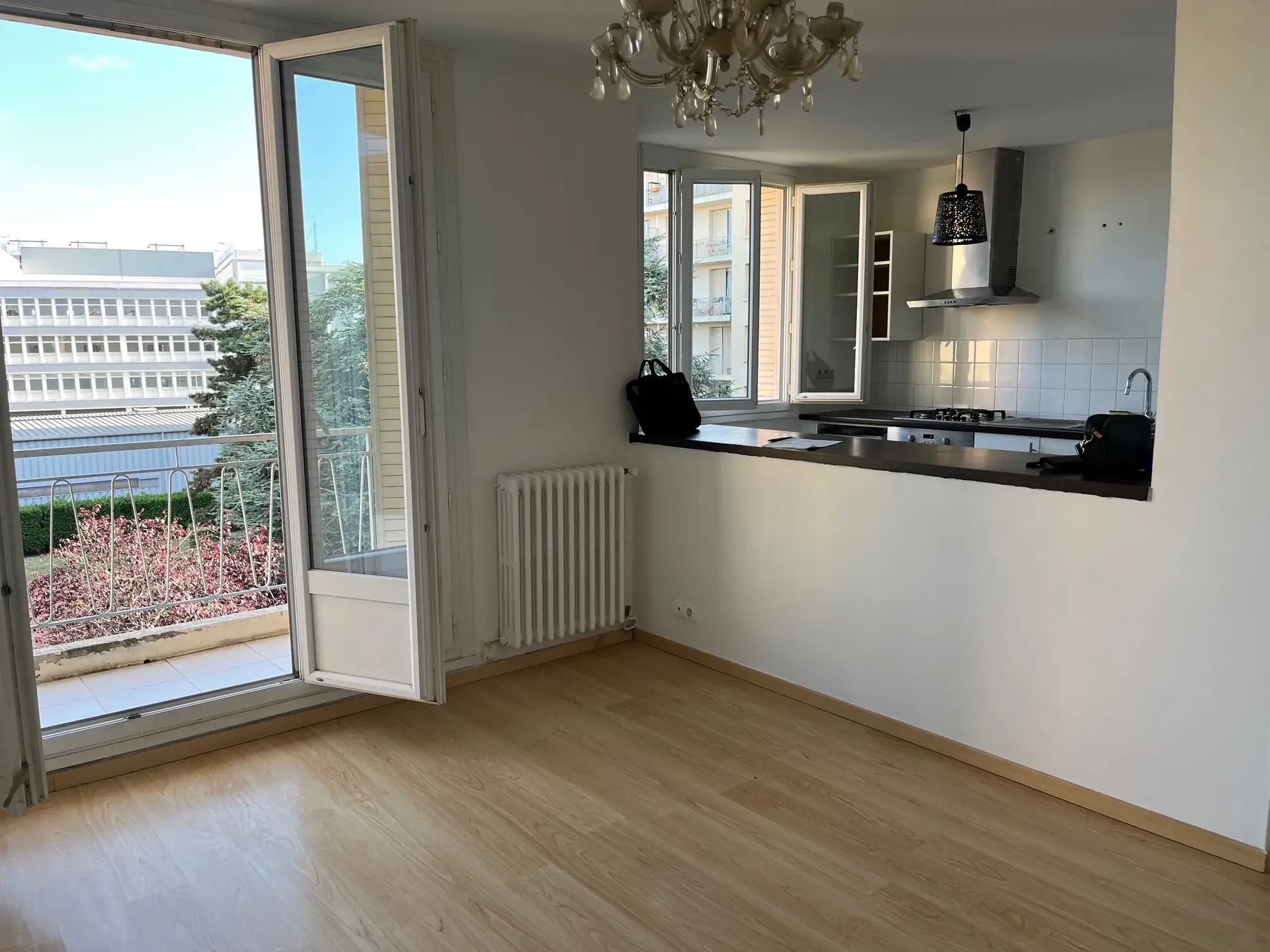 A vendre appartement T2 rénové avec balcon, cave et parking proche de Lyon 8ème