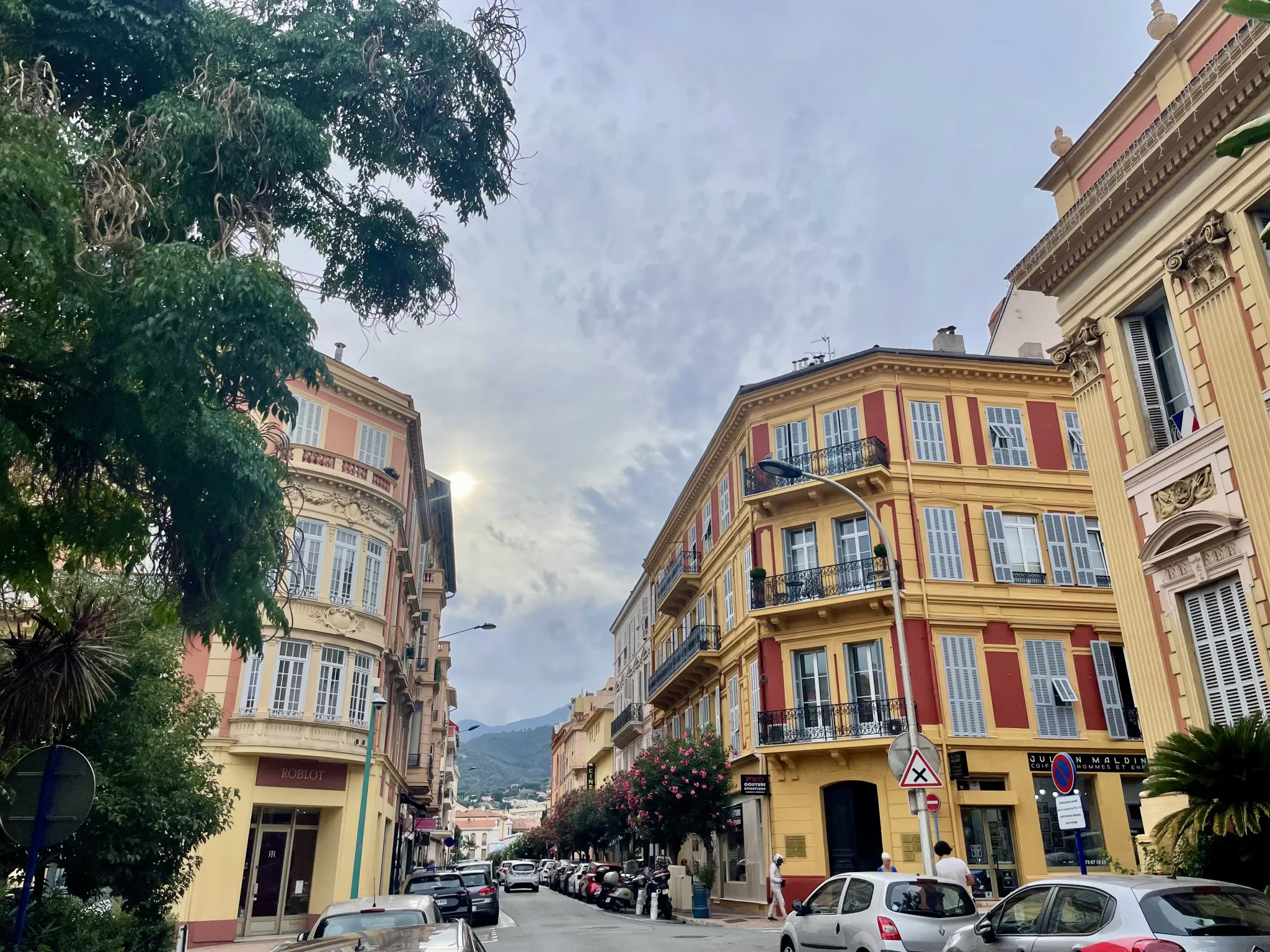 Local commercial de 92 m² à Menton en Centre-ville avec vitrine 