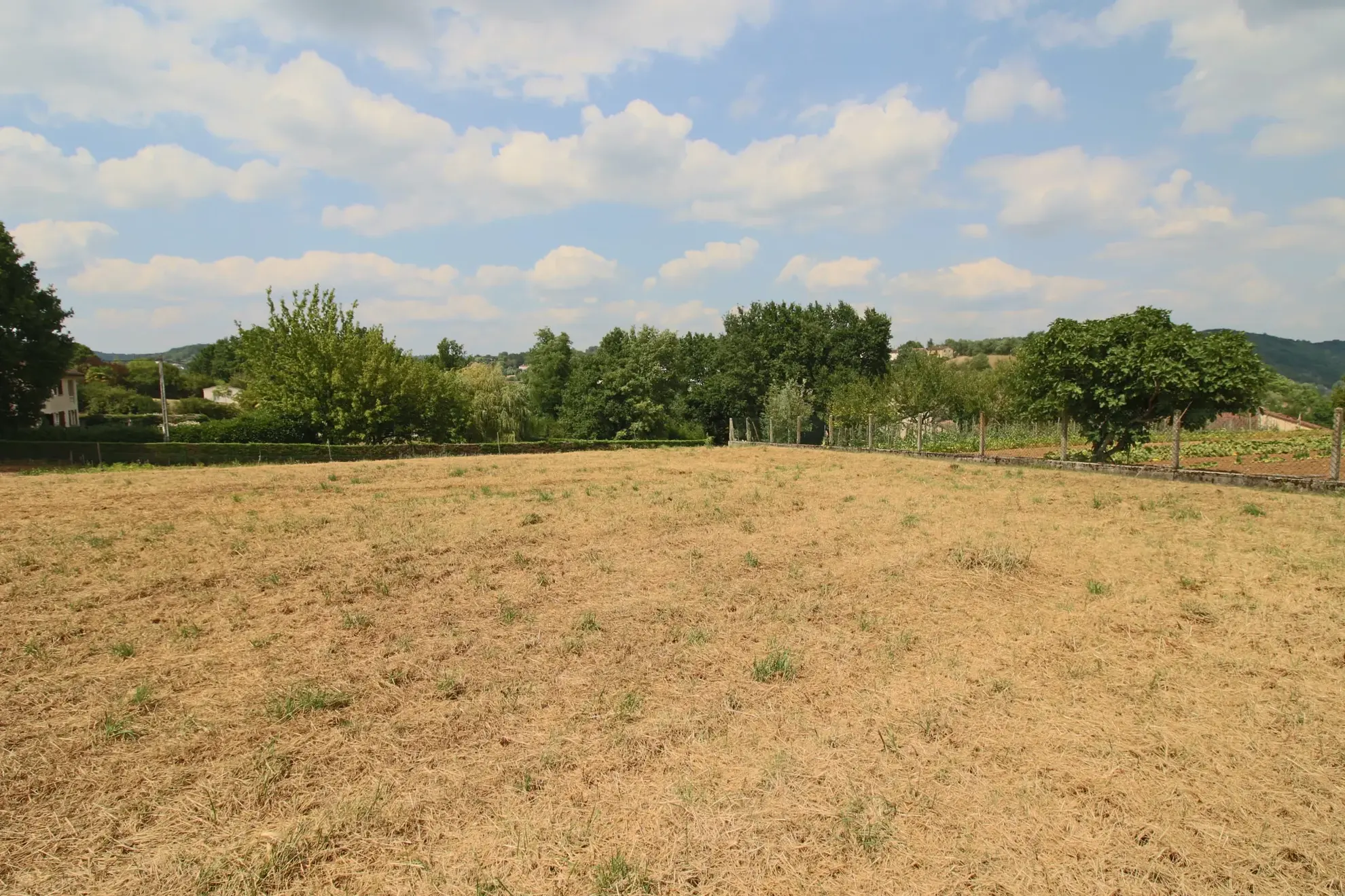 Terrain constructible de 3000 m² à Puy l'Évêque, proche commodités 