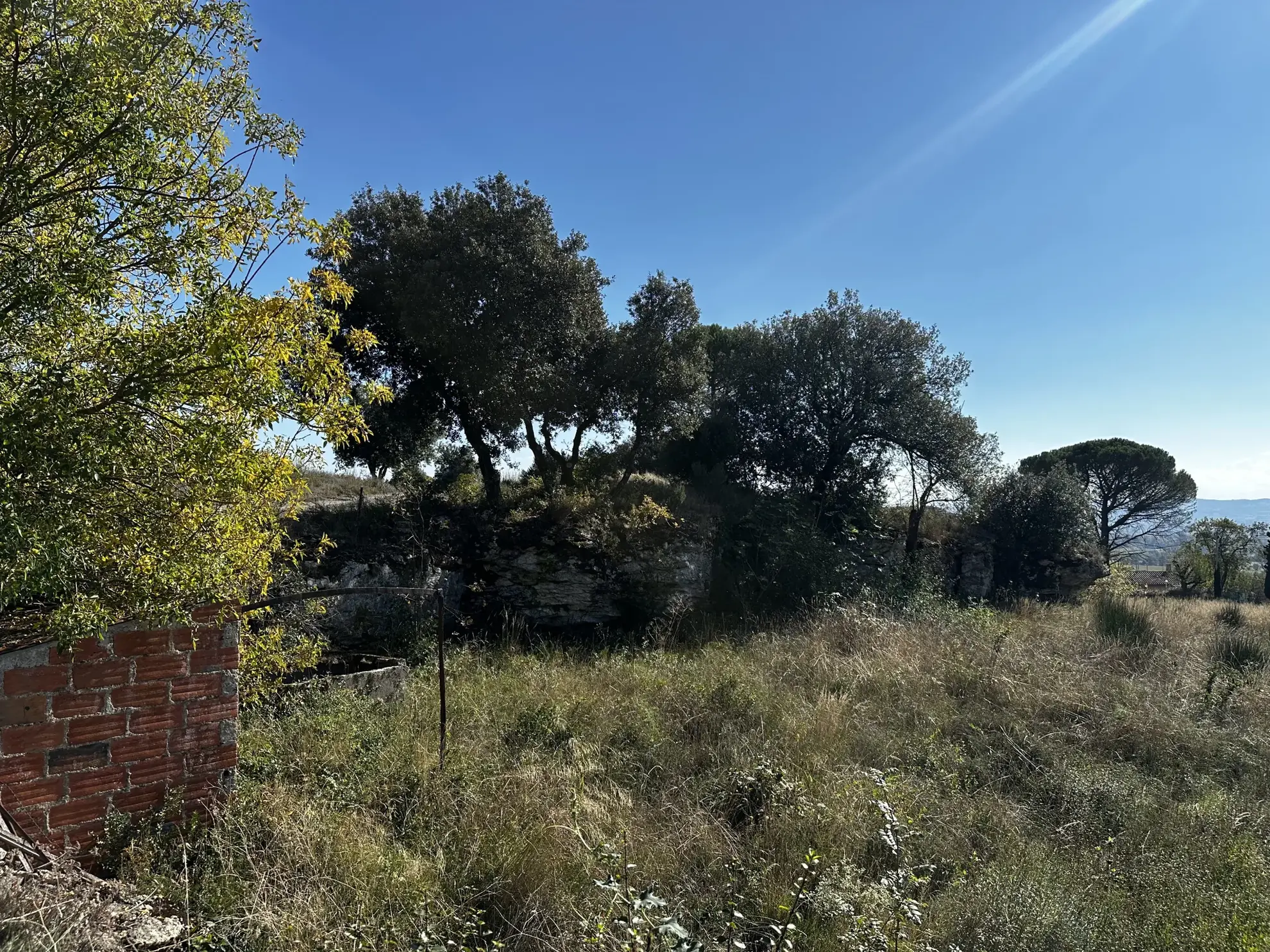 Terrain constructible à Moussoulens avec vue sur les Pyrénées - 1240 m²