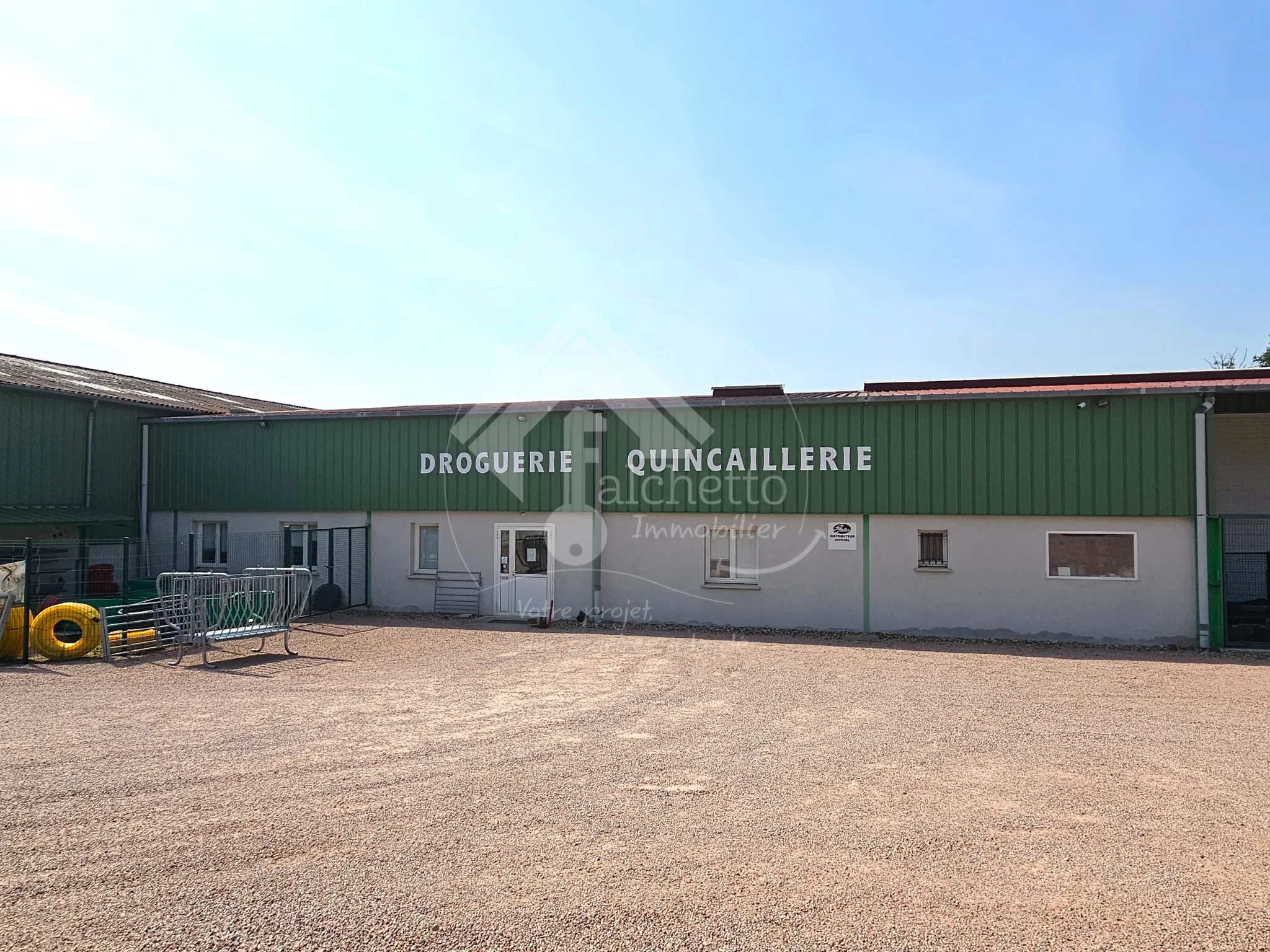 Fonds de commerce de quincaillerie-droguerie au Donjon, emplacement stratégique et clientèle fidèle 